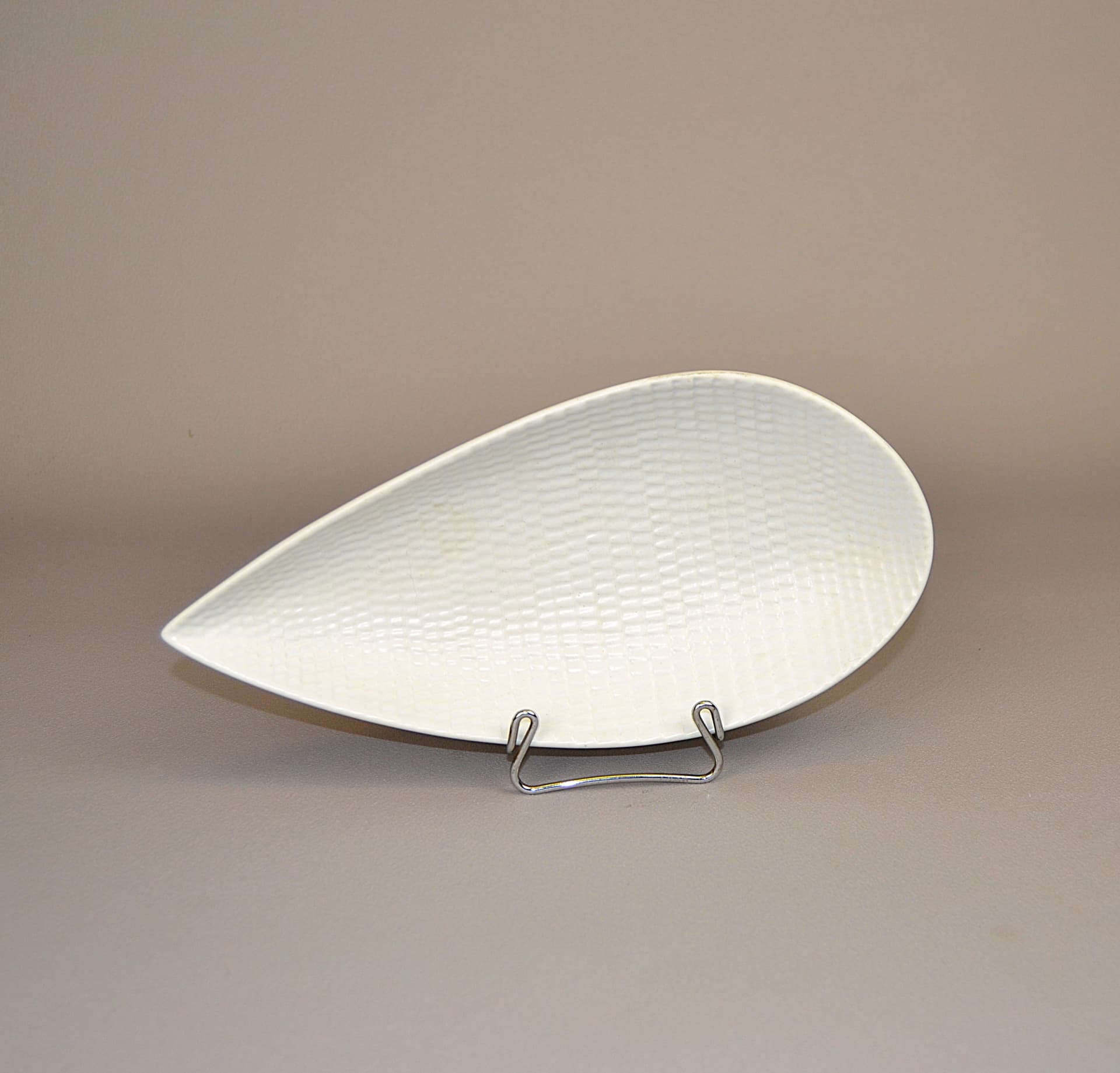 Dish Reptil, ivory white ceramic, by S. Lindberg, Sweden, 1950s. - 30