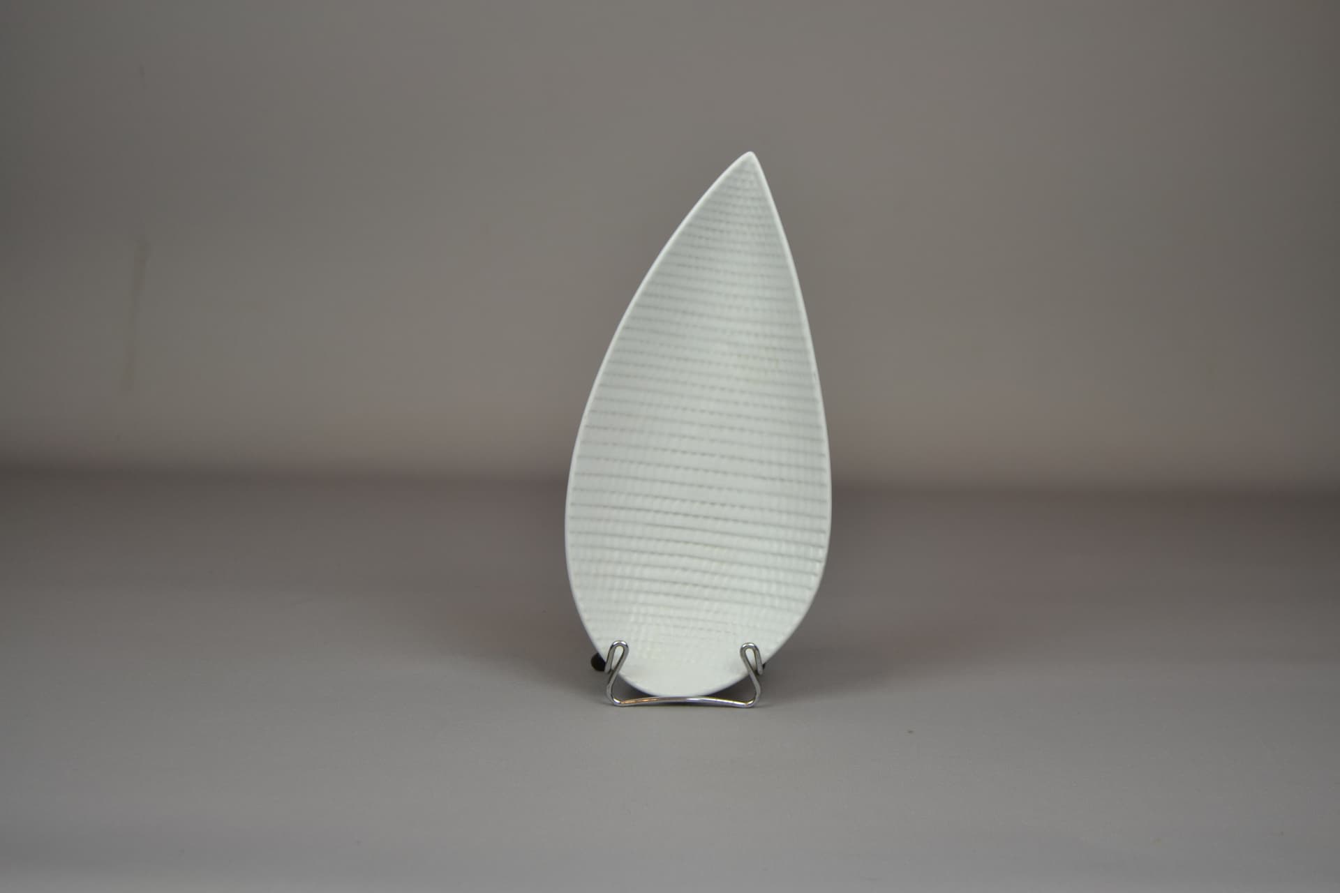Dish Reptil, ivory white ceramic, by S. Lindberg, Sweden, 1950s. - 947