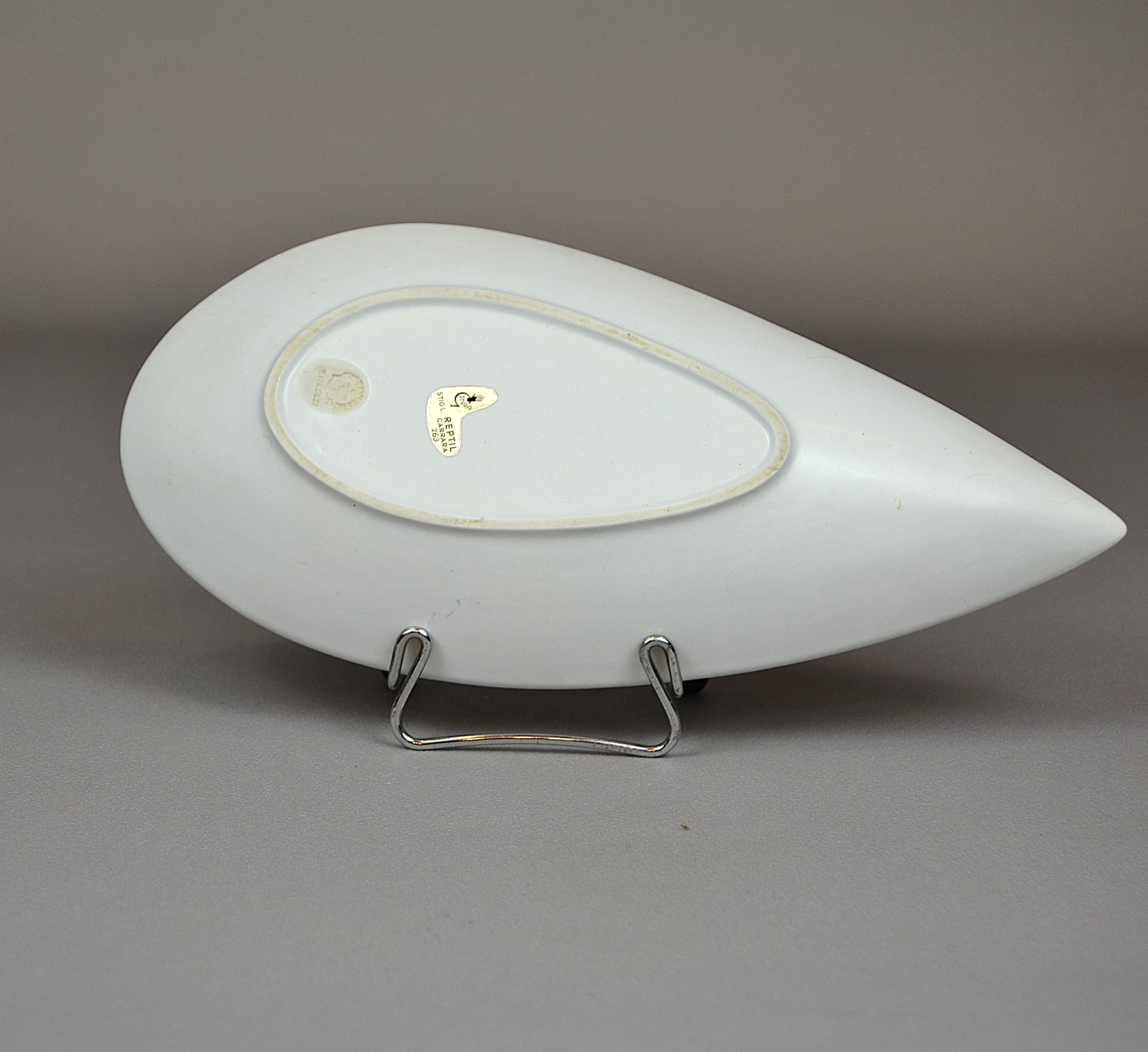 Dish Reptil, ivory white ceramic, by S. Lindberg, Sweden, 1950s. - 942