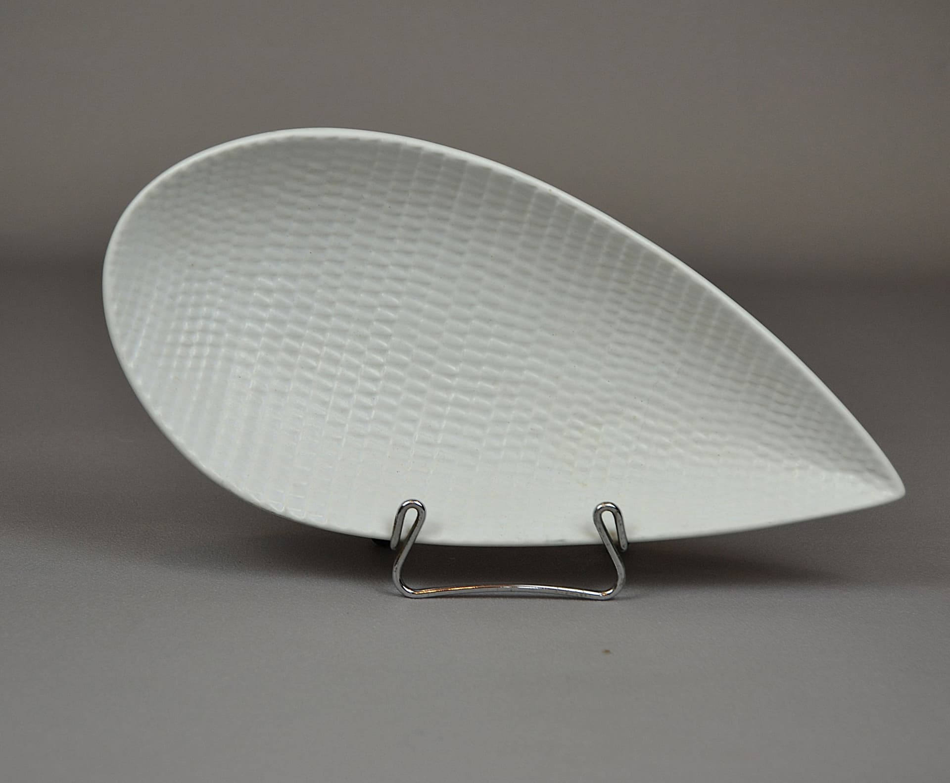 Dish Reptil, ivory white ceramic, by S. Lindberg, Sweden, 1950s. - 941
