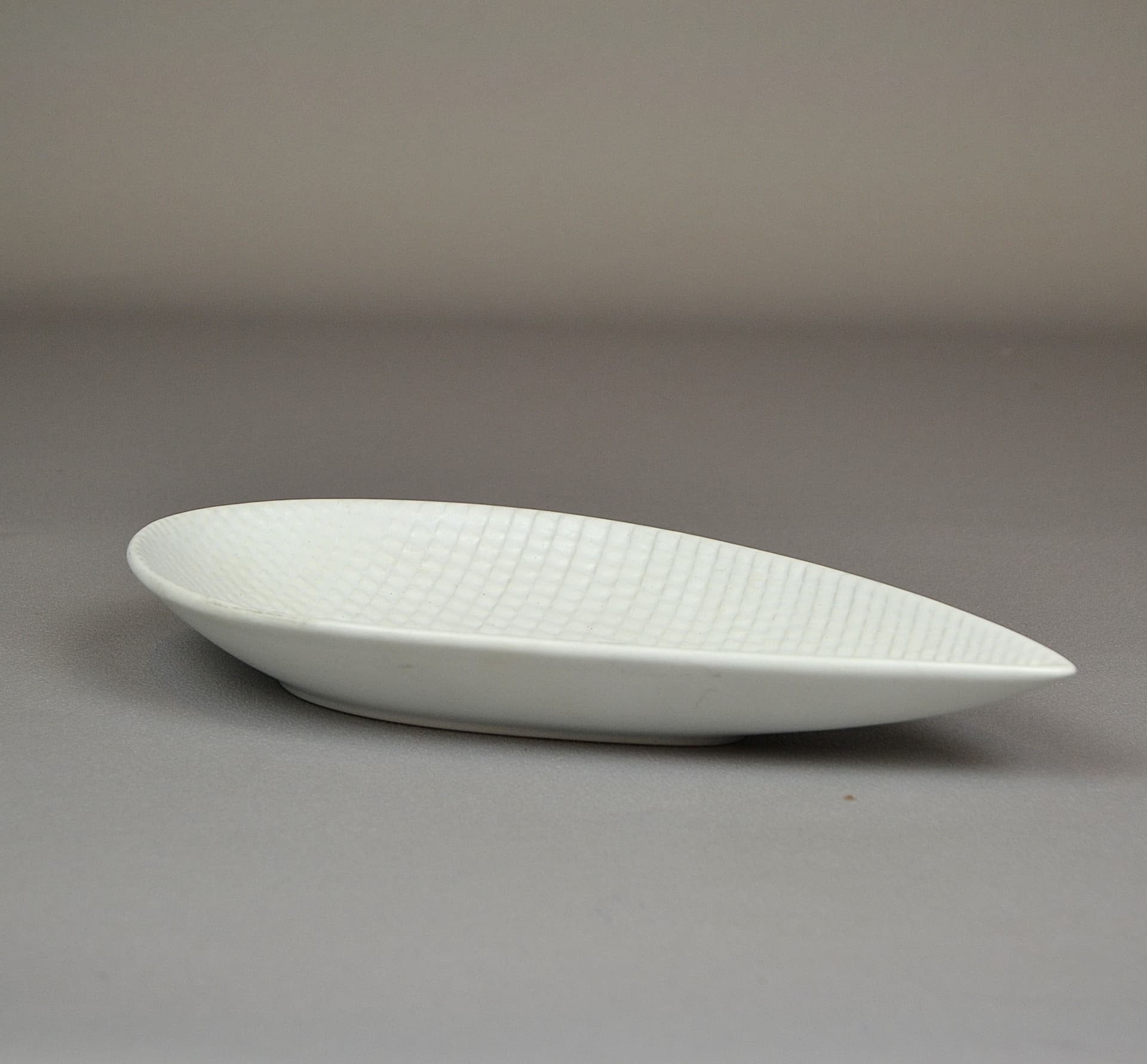 Dish Reptil, ivory white ceramic, by S. Lindberg, Sweden, 1950s. - 940