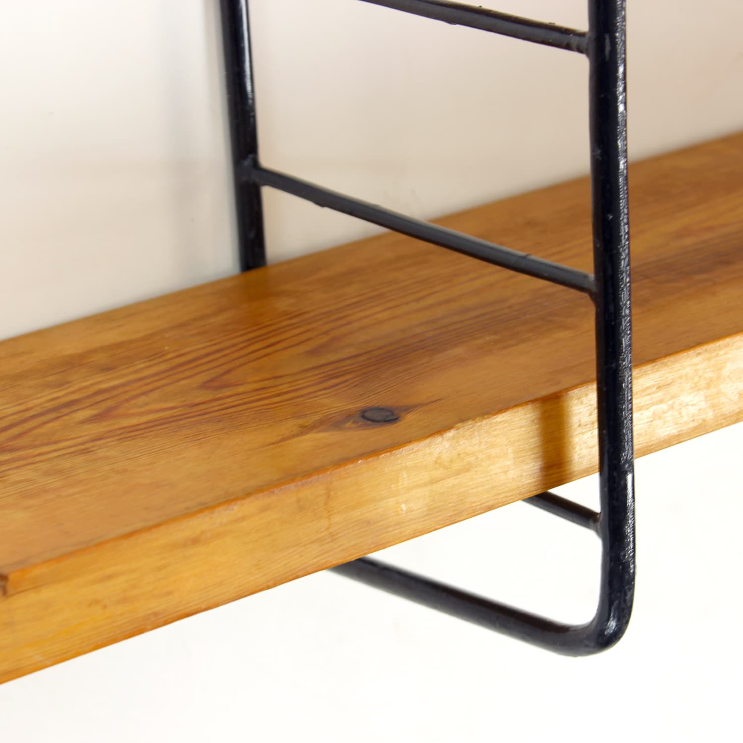 System półek ściennych, sosna brązowa, metal czarny, Czechosłowacja, lata 60. - 174313