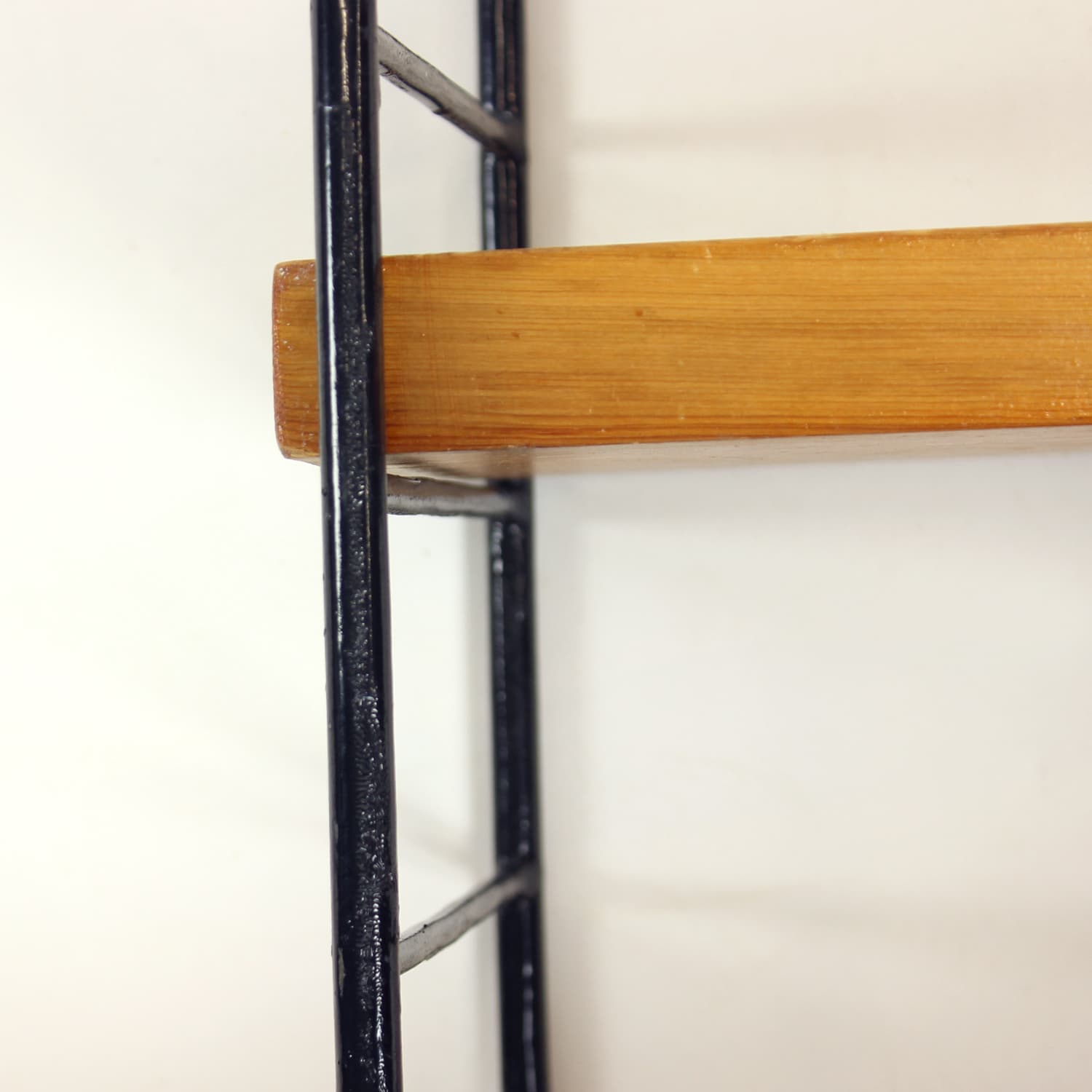 System półek ściennych, sosna brązowa, metal czarny, Czechosłowacja, lata 60. - 174311