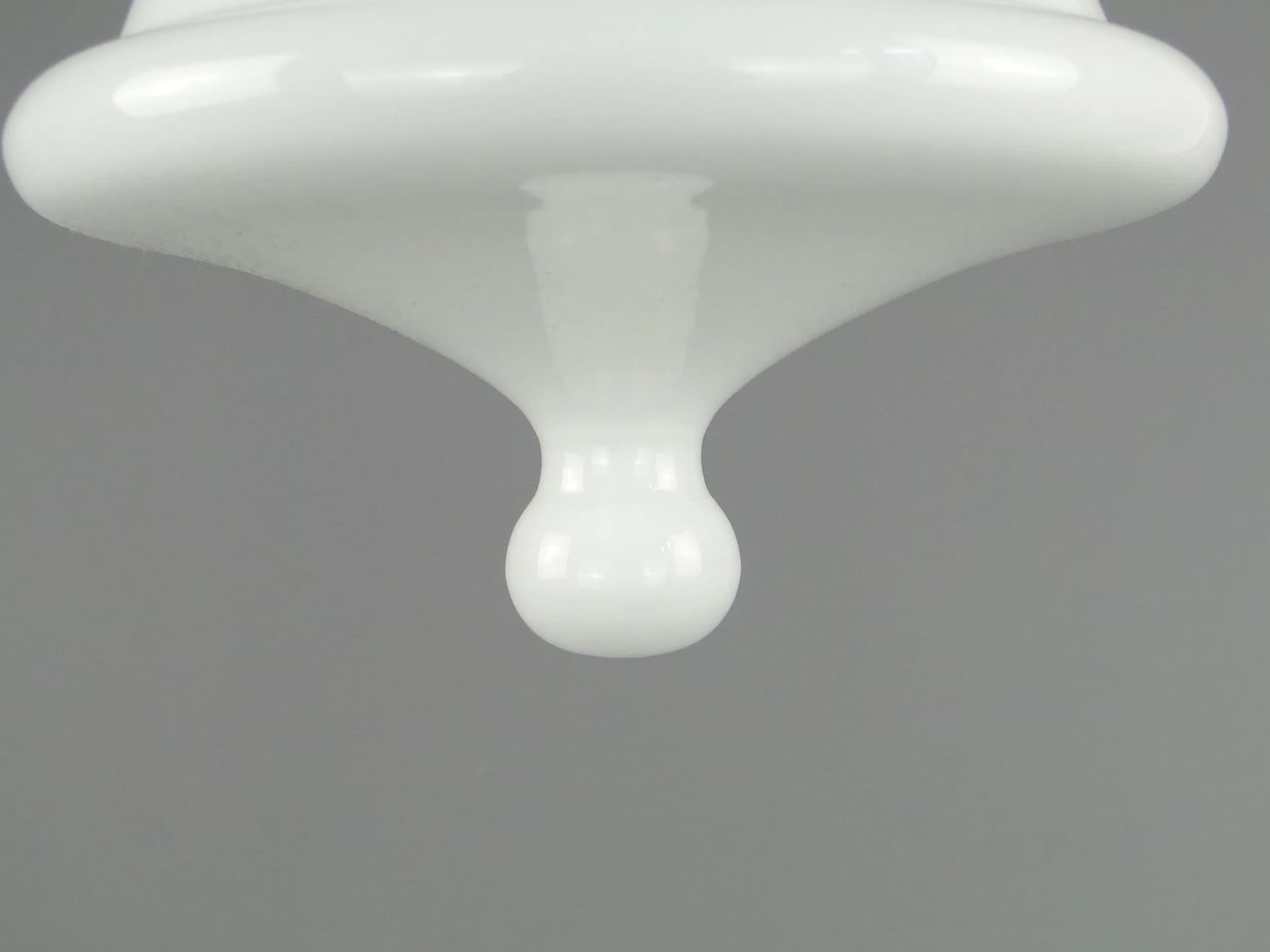 Lampa wisząca, szkło białe, mosiądz, Polska, lata 70. - 11703