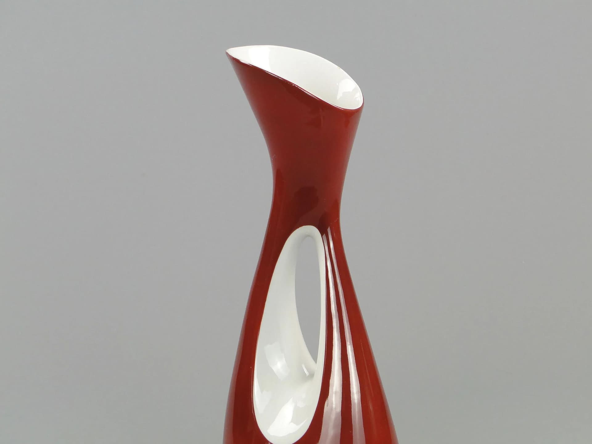 Wazon Calipso, czerwony, porcelana, proj. Z. Śliwowska-Wawrzyniak, Ćmielów, Polska, lata 50. - 11678