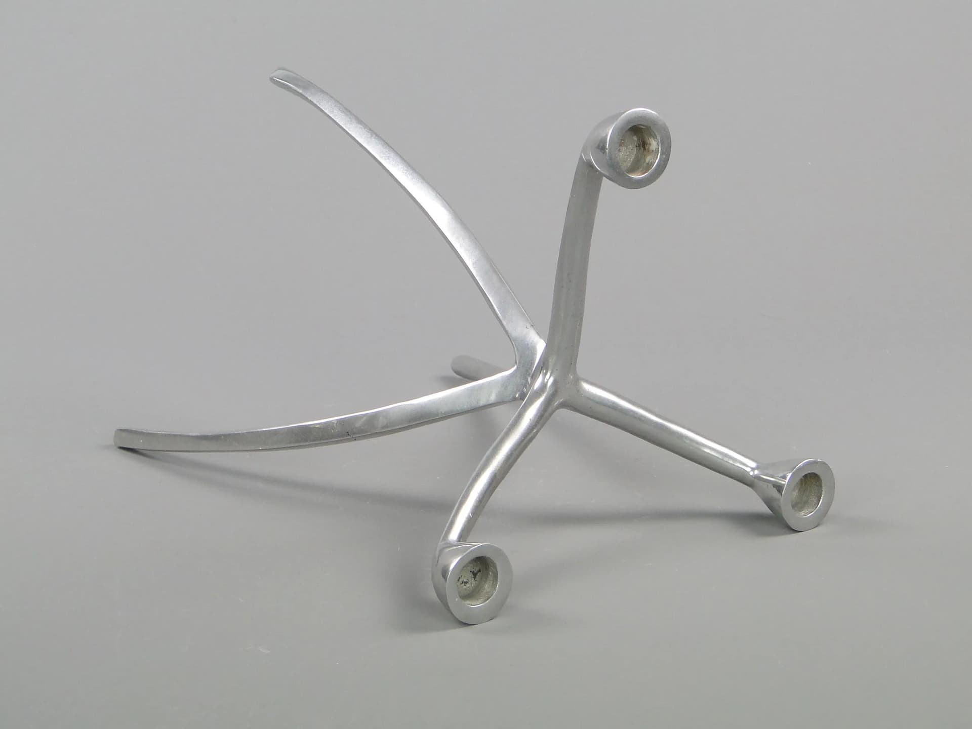 Świecznik Alu, aluminium srebrny, proj. M. Hilton, Wielka Brytania, lata 80. - 11768