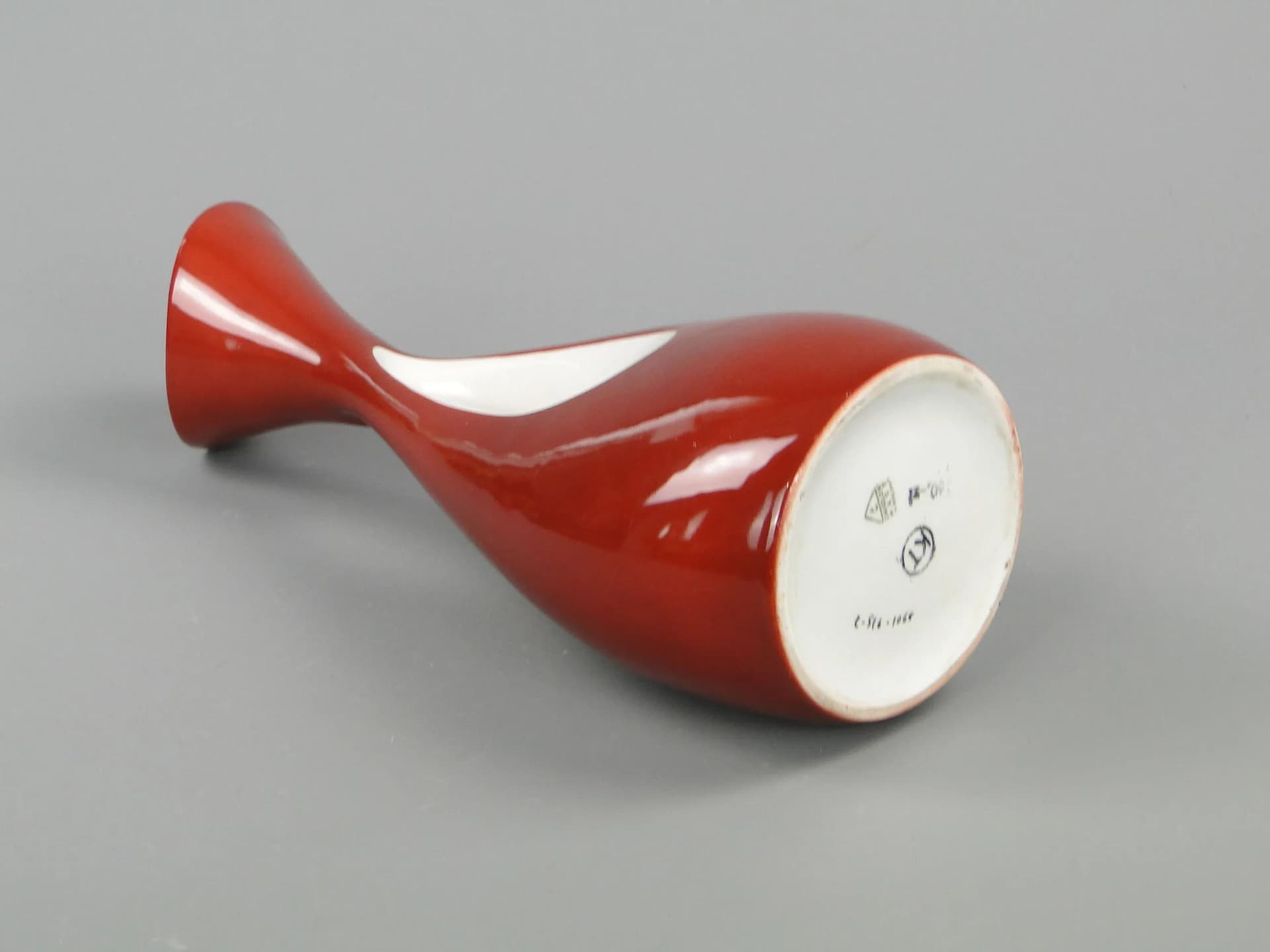 Wazon Calipso, czerwony, porcelana, proj. Z. Śliwowska-Wawrzyniak, Ćmielów, Polska, lata 50. - 11743