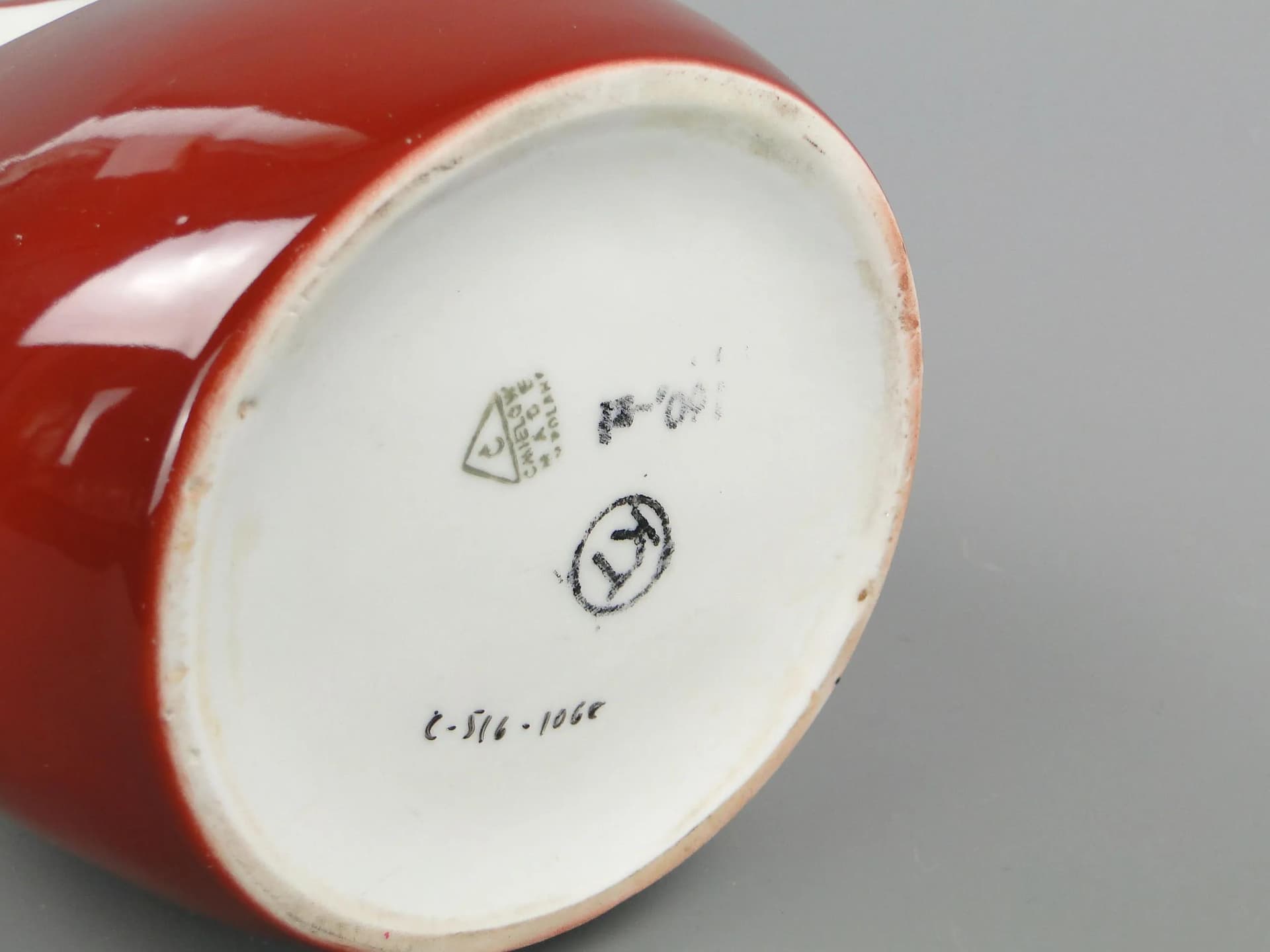 Wazon Calipso, czerwony, porcelana, proj. Z. Śliwowska-Wawrzyniak, Ćmielów, Polska, lata 50. - 11744