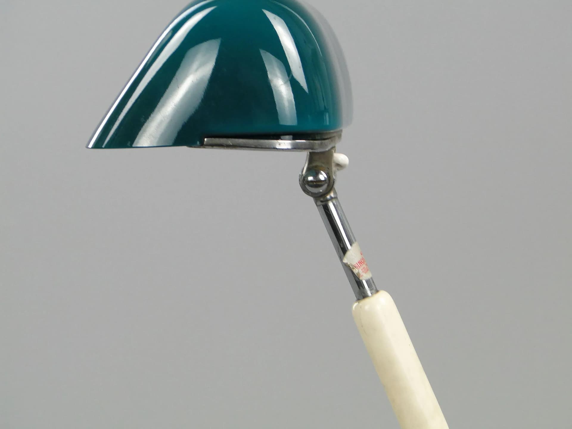 Zielona secesyjna lampa gabinetowa z chromowanego mosiądzu i szkła warstwowego, dla Casinos Austria, Austria, lata 20. - 11976