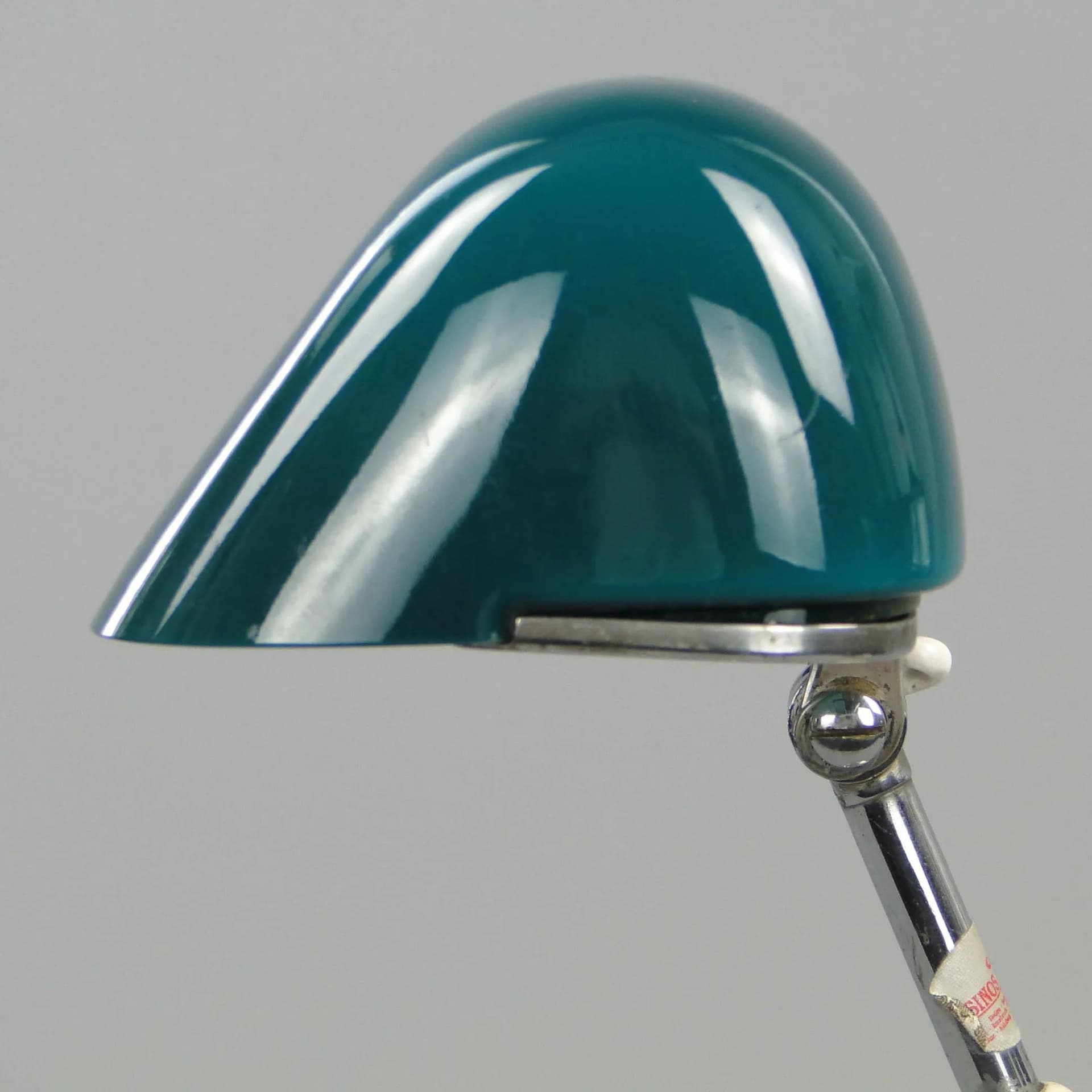 Zielona secesyjna lampa gabinetowa z chromowanego mosiądzu i szkła warstwowego, dla Casinos Austria, Austria, lata 20. - 11975