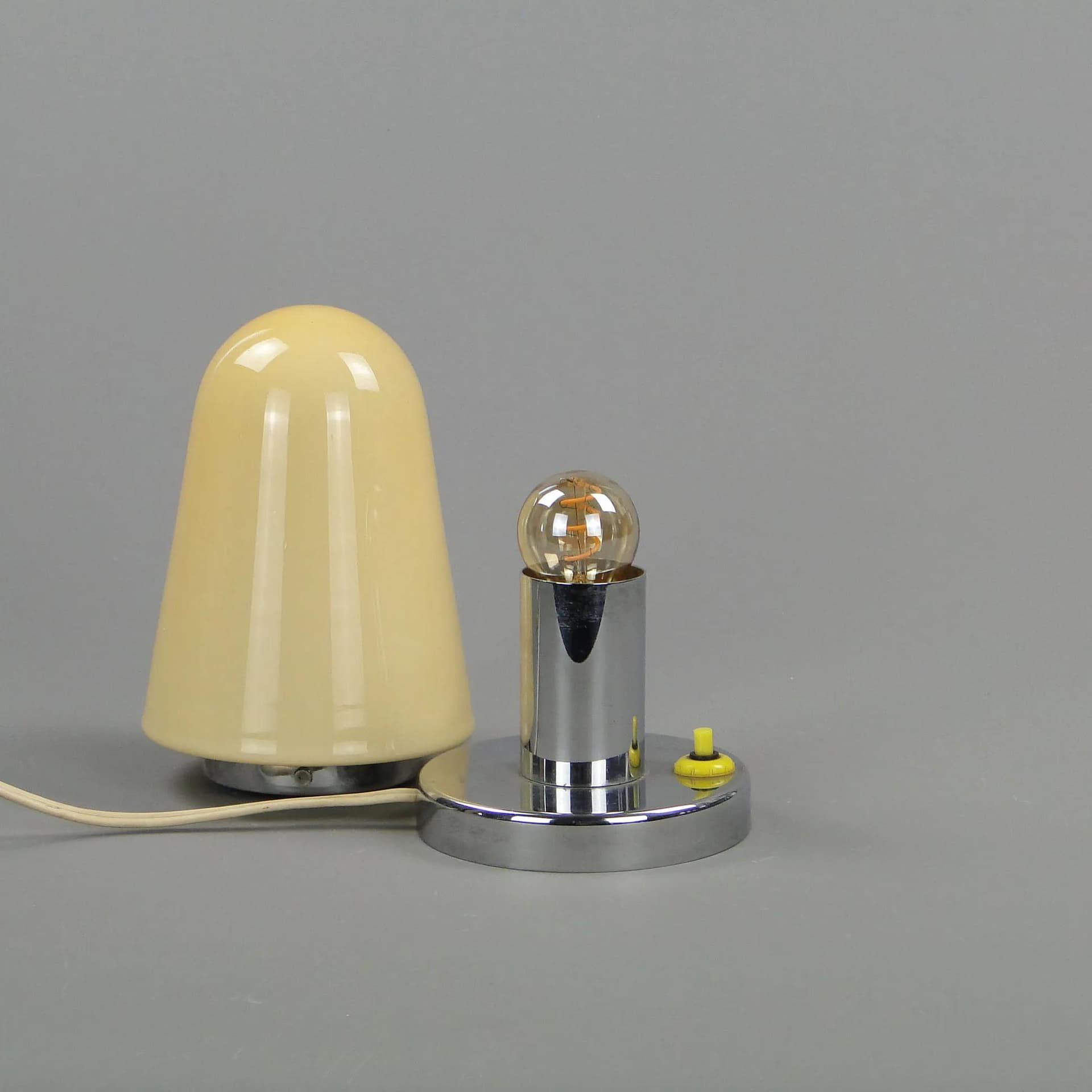 Lampa stołowa Art déco, beżowy, szkło, mosiądz chromowany, Czechosłowacja, lata 20. - 11941