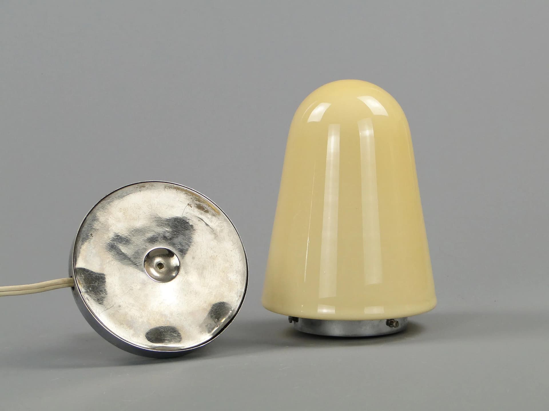 Lampa stołowa Art déco, beżowy, szkło, mosiądz chromowany, Czechosłowacja, lata 20. - 11944