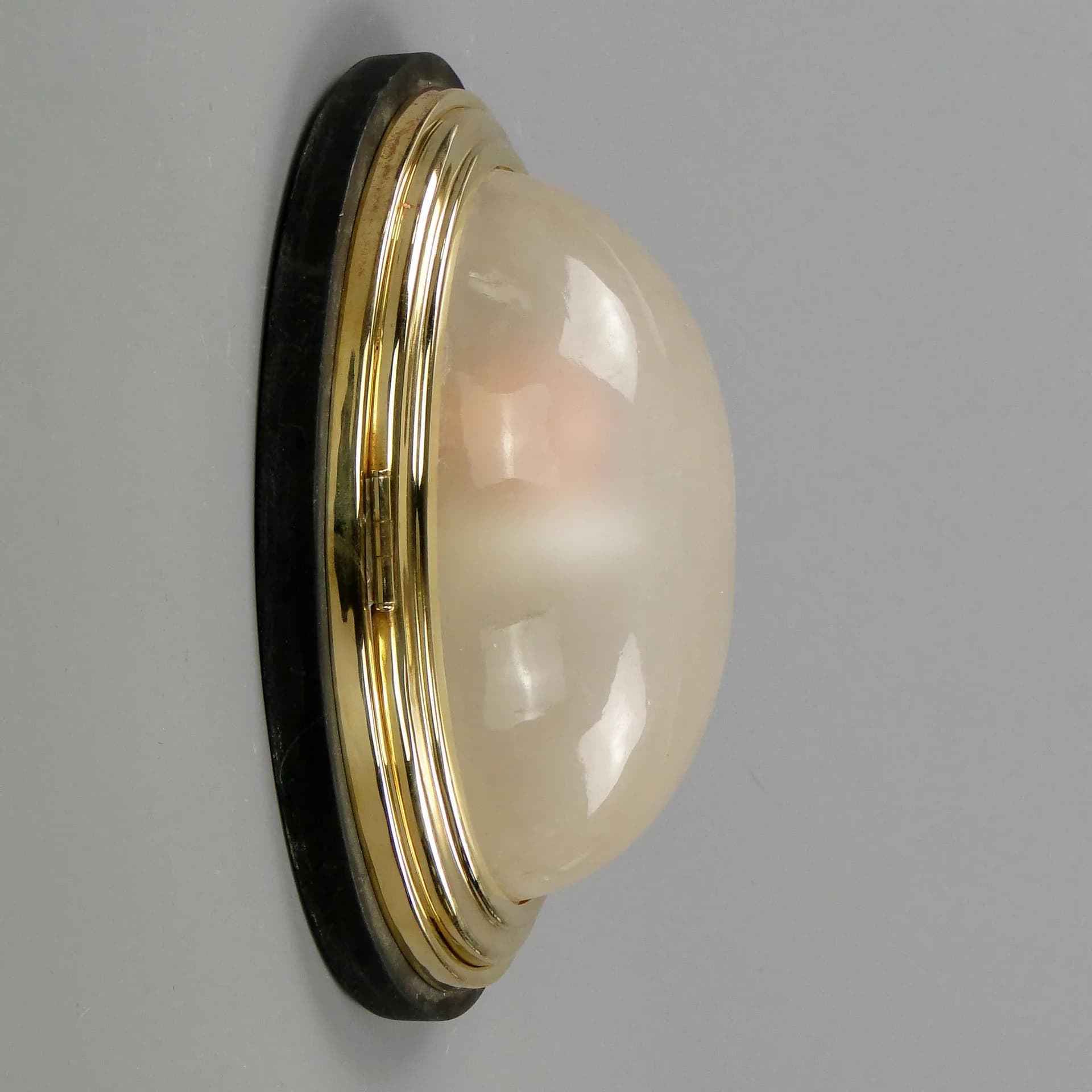 Plafon eliptyczny, mosiądz polerowany, szkło mrożone, drewno czarny, Polska, lata 20. - 12123