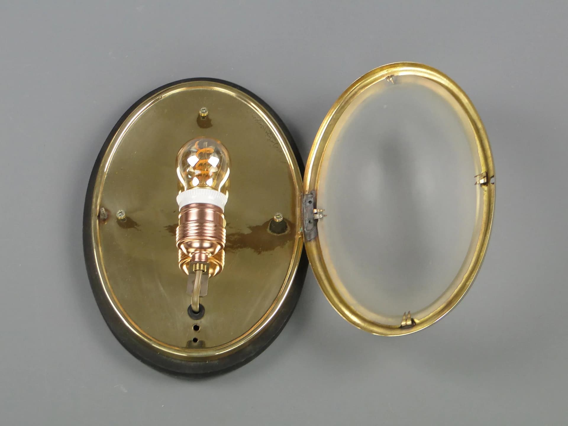 Plafon eliptyczny, mosiądz polerowany, szkło mrożone, drewno czarny, Polska, lata 20. - 12125