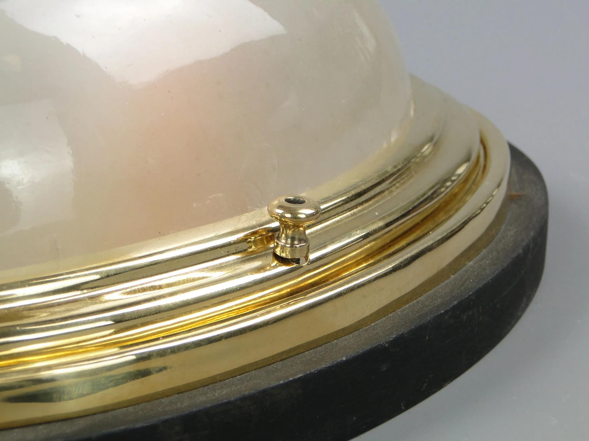 Plafon eliptyczny, mosiądz polerowany, szkło mrożone, drewno czarny, Polska, lata 20. - 12122