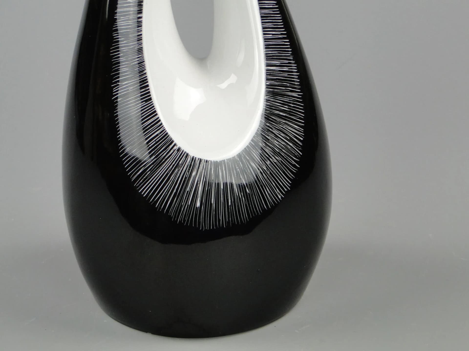 Wazon Calypso, porcelana czarna, proj. Z. Śliwowska-Wawrzyniak, Ćmielów, Polska, lata 50. - 12259