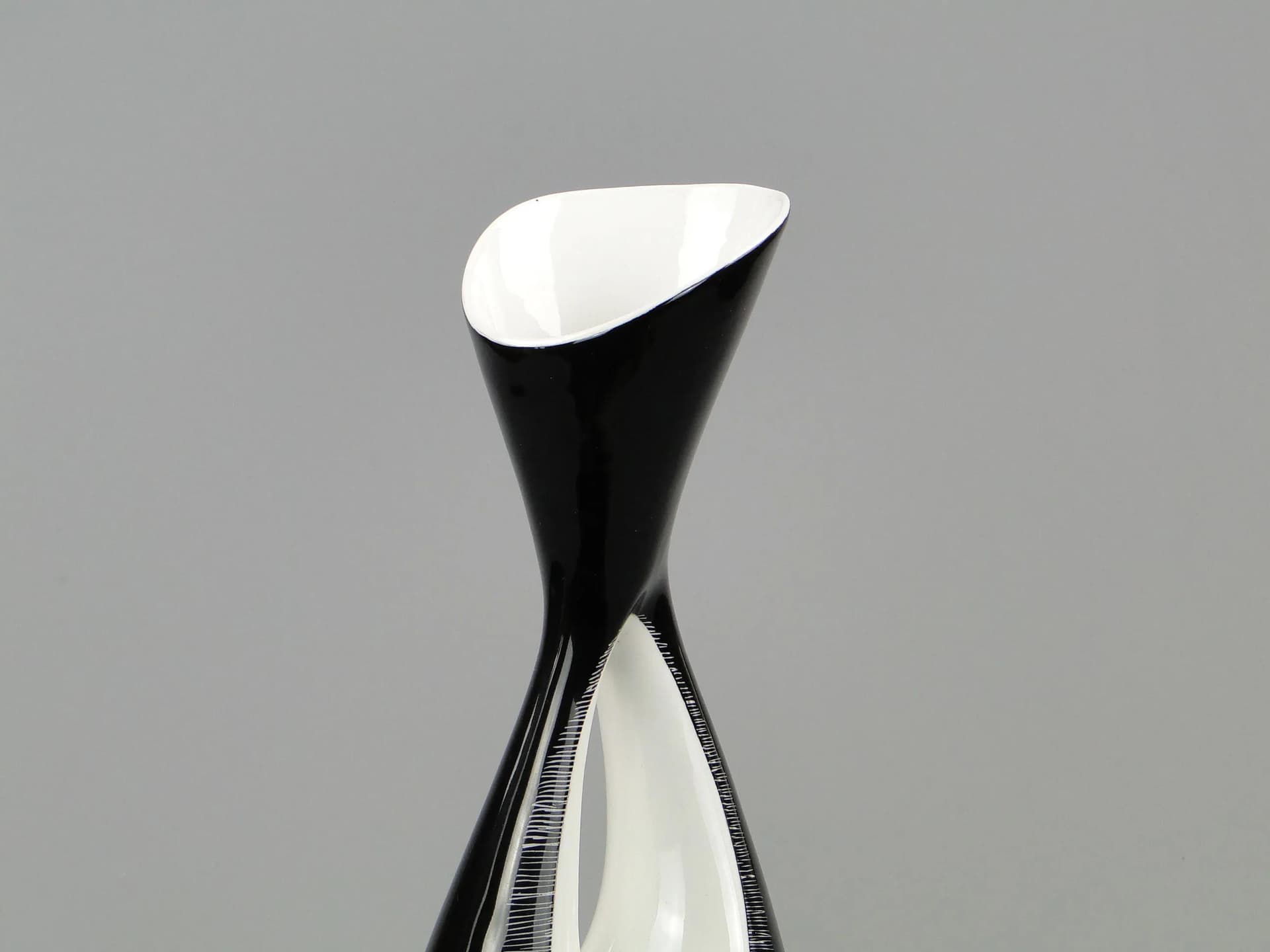 Wazon Calypso, porcelana czarna, proj. Z. Śliwowska-Wawrzyniak, Ćmielów, Polska, lata 50. - 12257