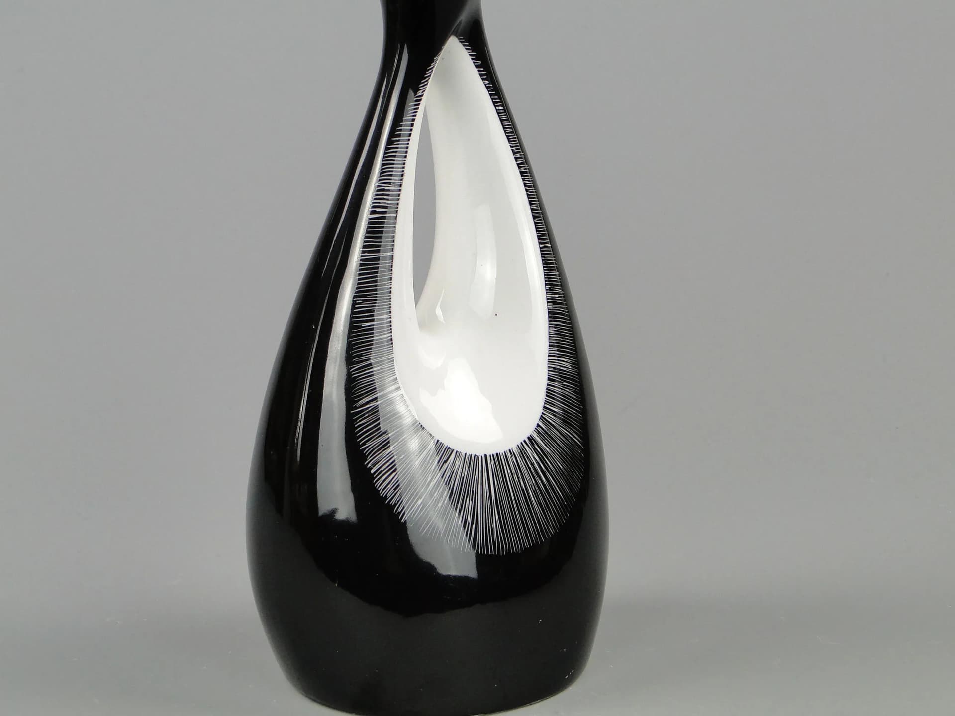 Wazon Calypso, porcelana czarna, proj. Z. Śliwowska-Wawrzyniak, Ćmielów, Polska, lata 50. - 12258