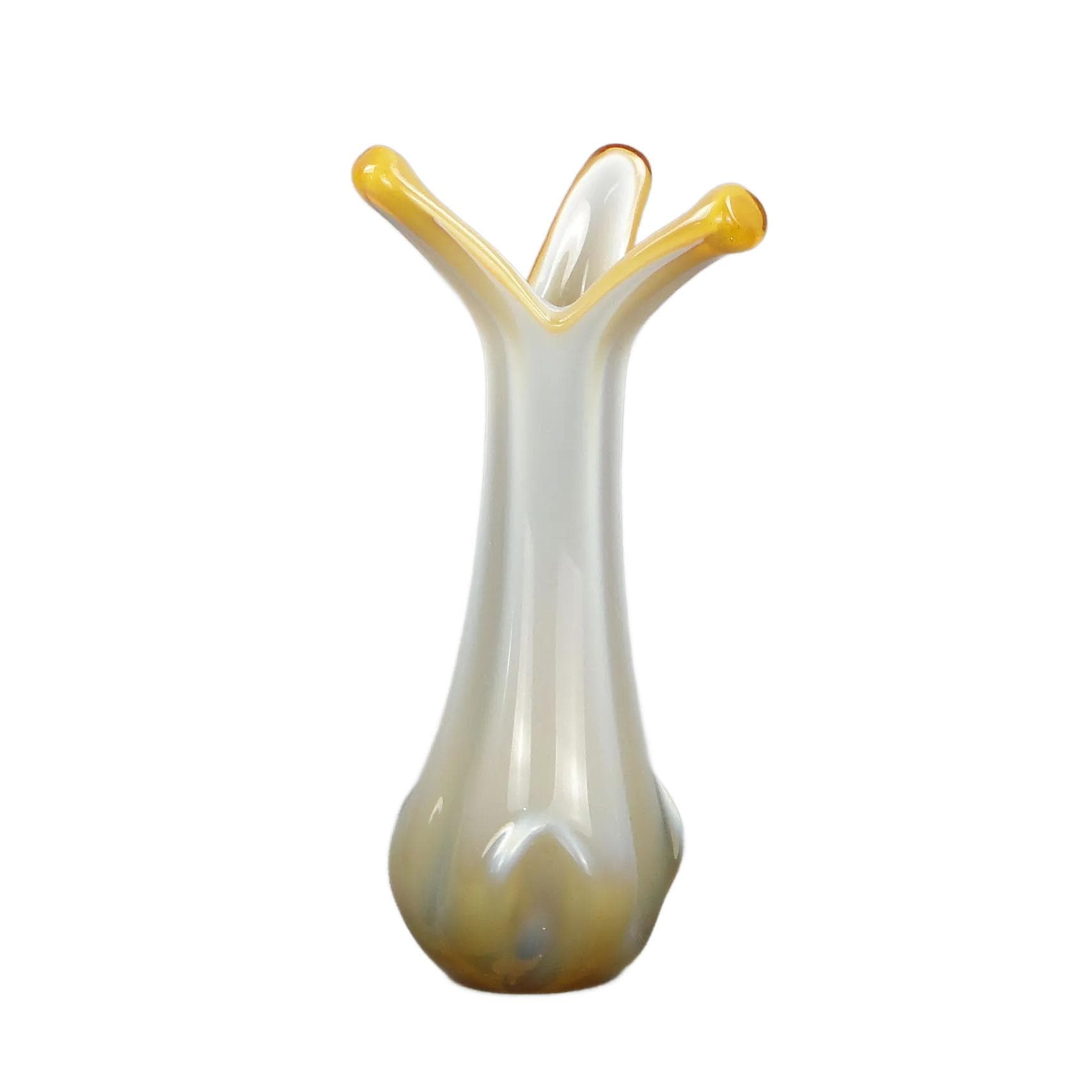 Wazon organiczny, szkło agatowe biały, proj. D. Drobnjak, Huta Szkła F.S. Prokuplje, Jugosławia, lata 70.