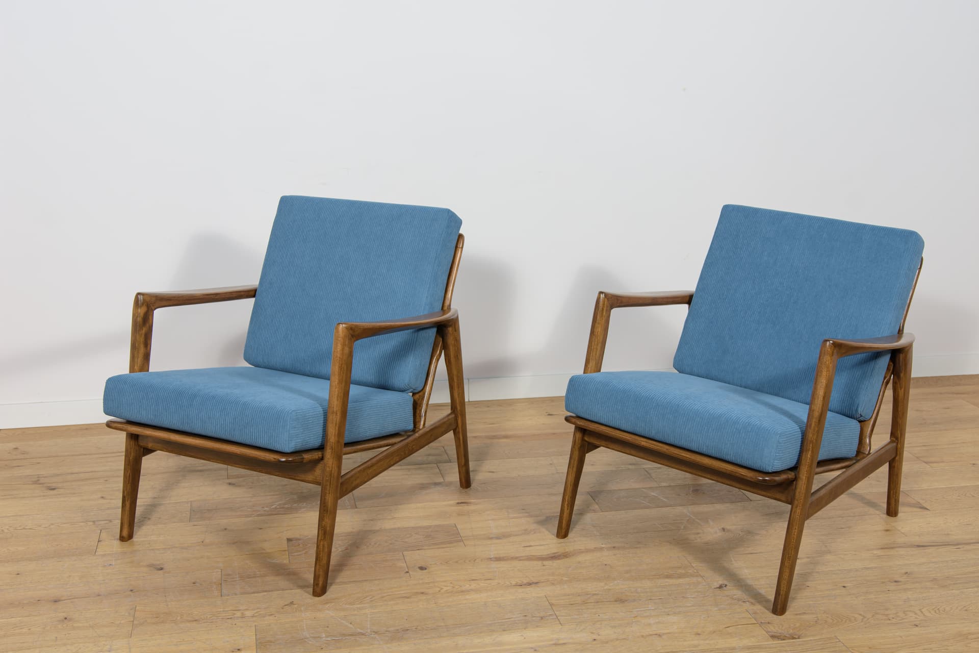 Para foteli 300-139, buk orzech, tkanina niebieska, Swarzędzka Fabryka Mebli, Polska, lata 60. - 178677