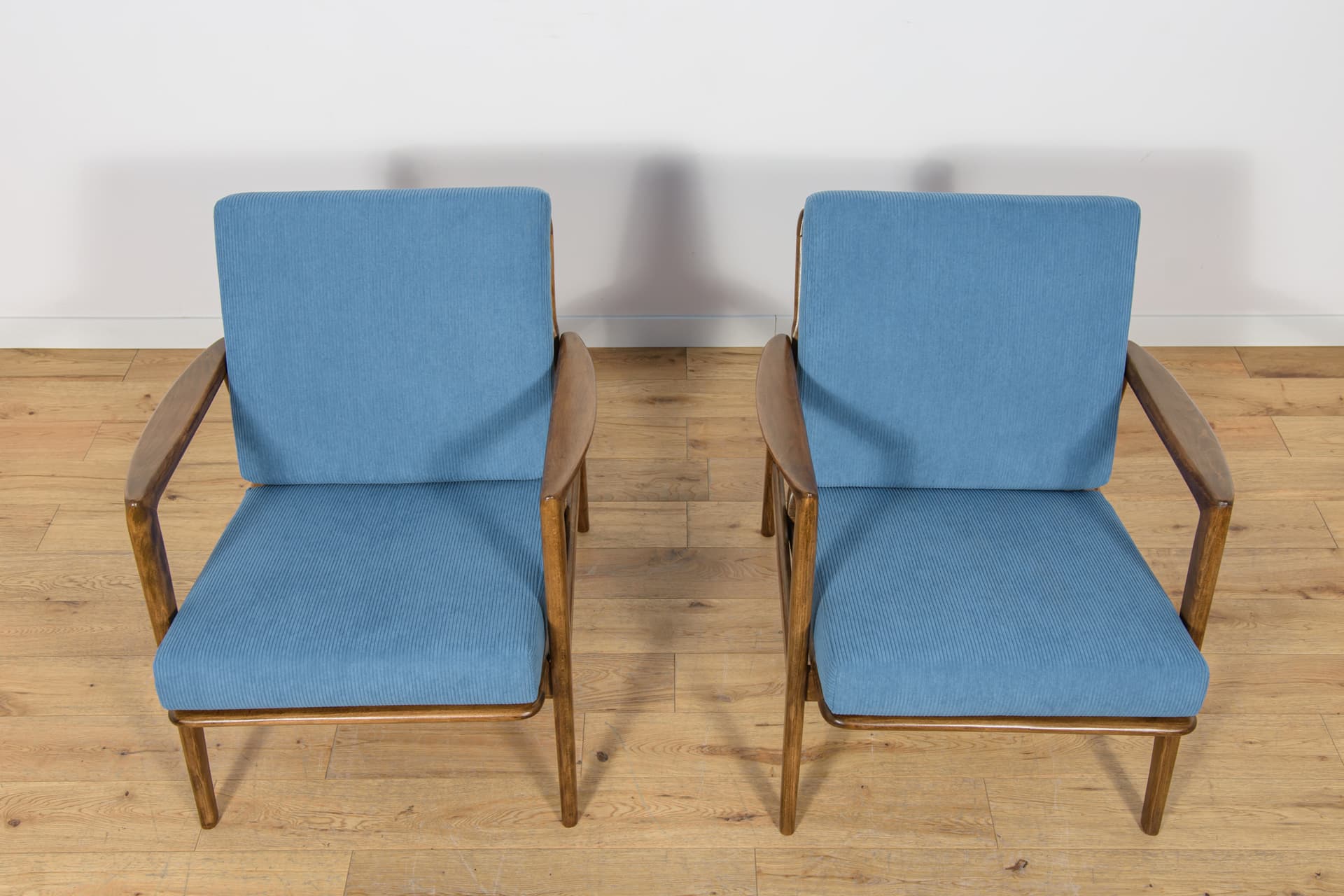 Para foteli 300-139, buk orzech, tkanina niebieska, Swarzędzka Fabryka Mebli, Polska, lata 60. - 178678