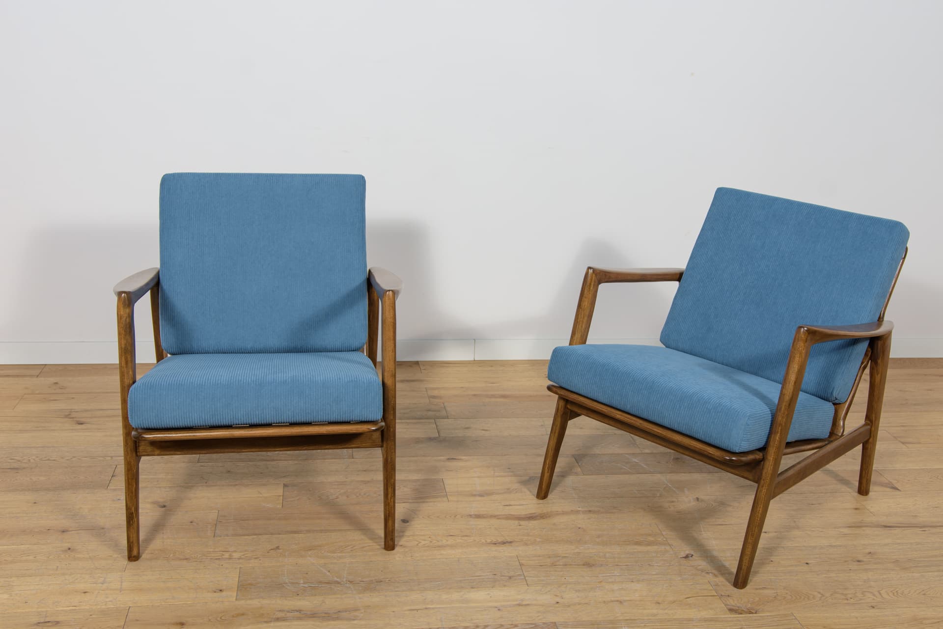Para foteli 300-139, buk orzech, tkanina niebieska, Swarzędzka Fabryka Mebli, Polska, lata 60. - 178675