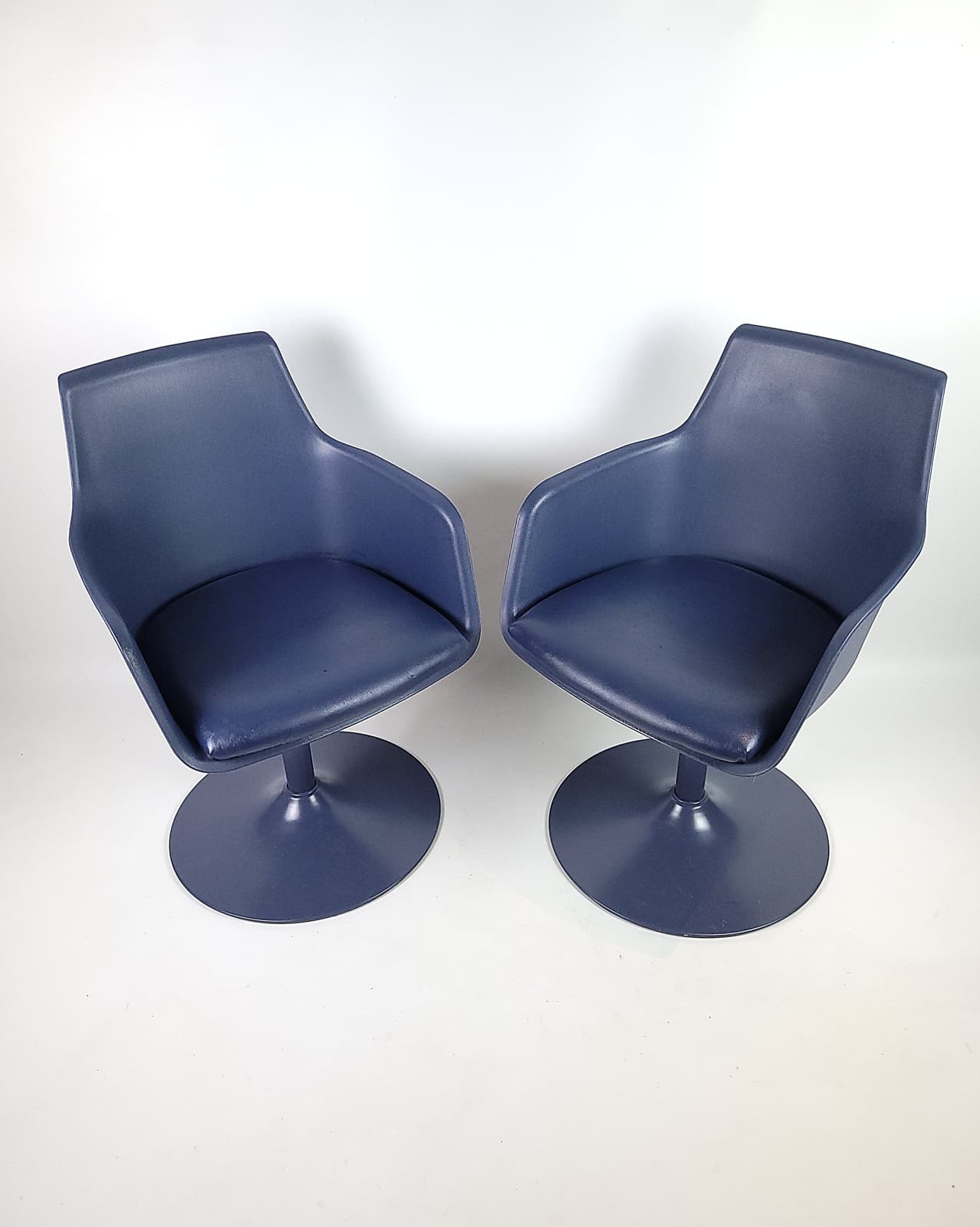 Pair of bucket chairs, navy blue plastic, 1990s. - 179347