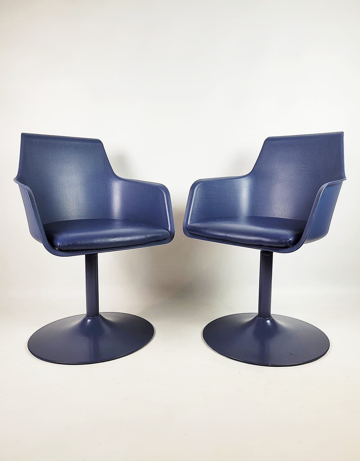 Pair of bucket chairs, navy blue plastic, 1990s. - 179343