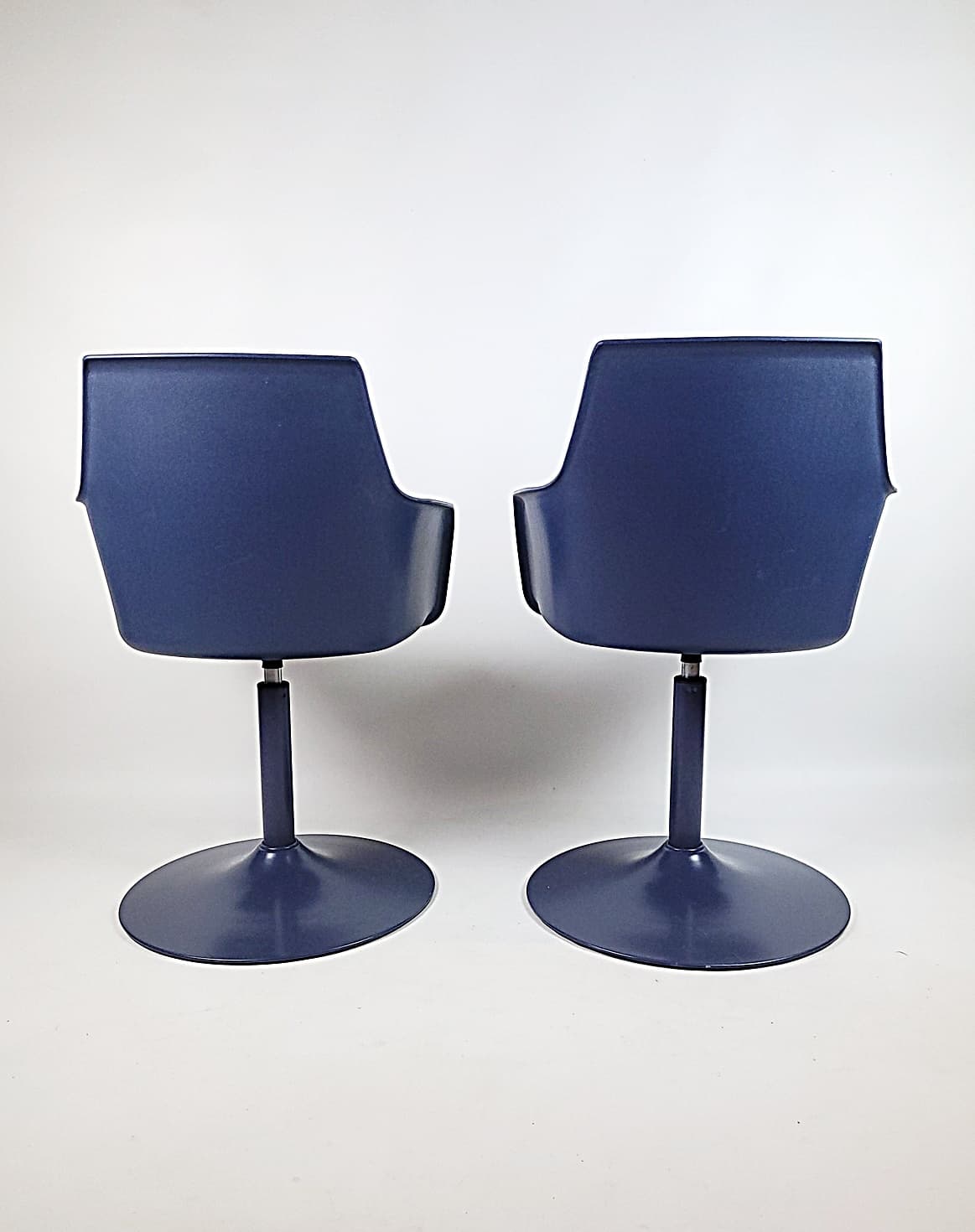 Pair of bucket chairs, navy blue plastic, 1990s. - 179338