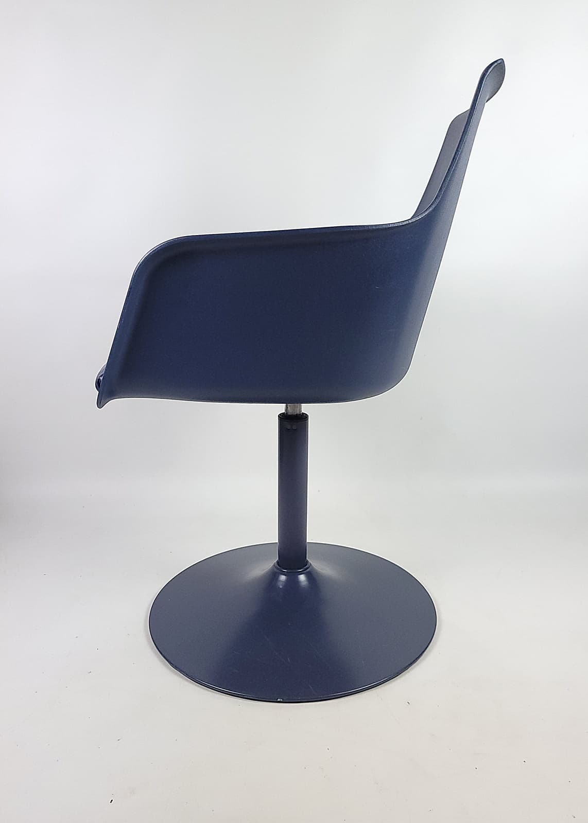 Pair of bucket chairs, navy blue plastic, 1990s. - 179344