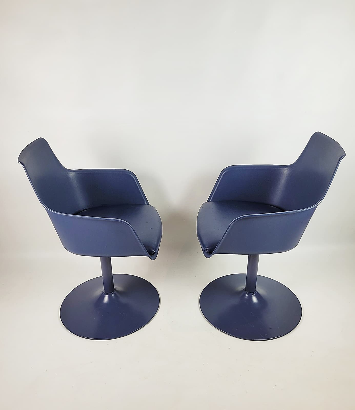 Pair of bucket chairs, navy blue plastic, 1990s. - 179345