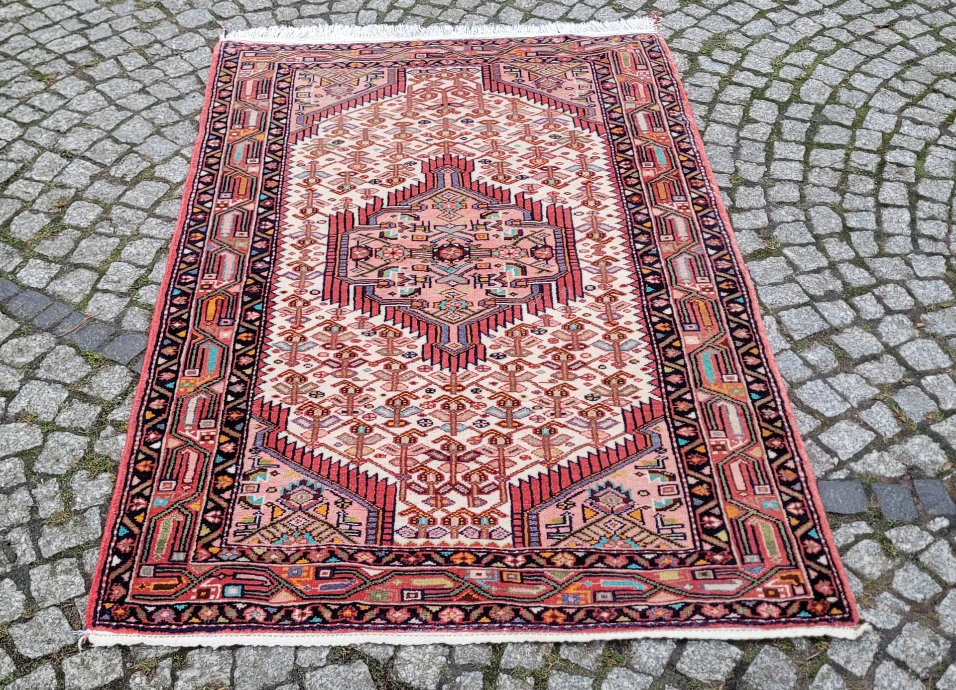 Rug Hamadan 105x164 cm, beige wool, Iran, 1960s. - 180145