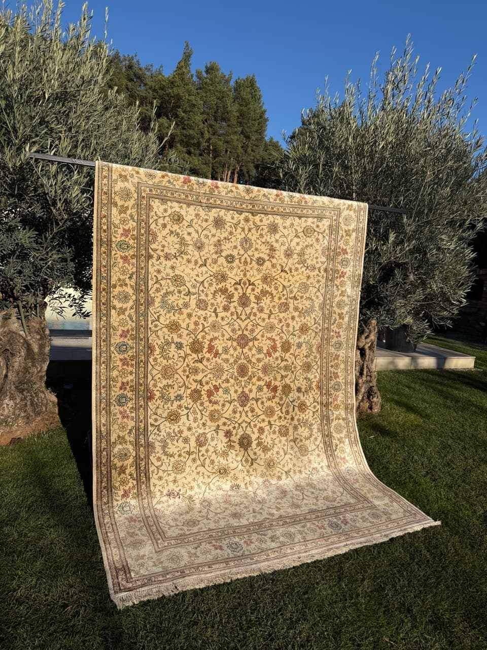 Rug Ghoum, 290x190 cm, beige silk, Iran - 181804