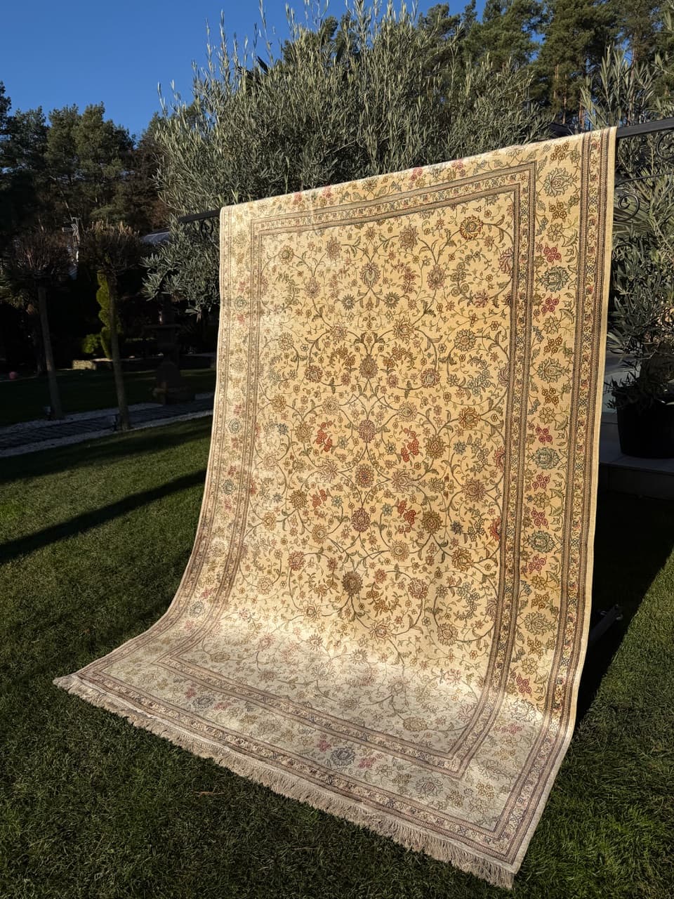 Rug Ghoum, 290x190 cm, beige silk, Iran - 181801