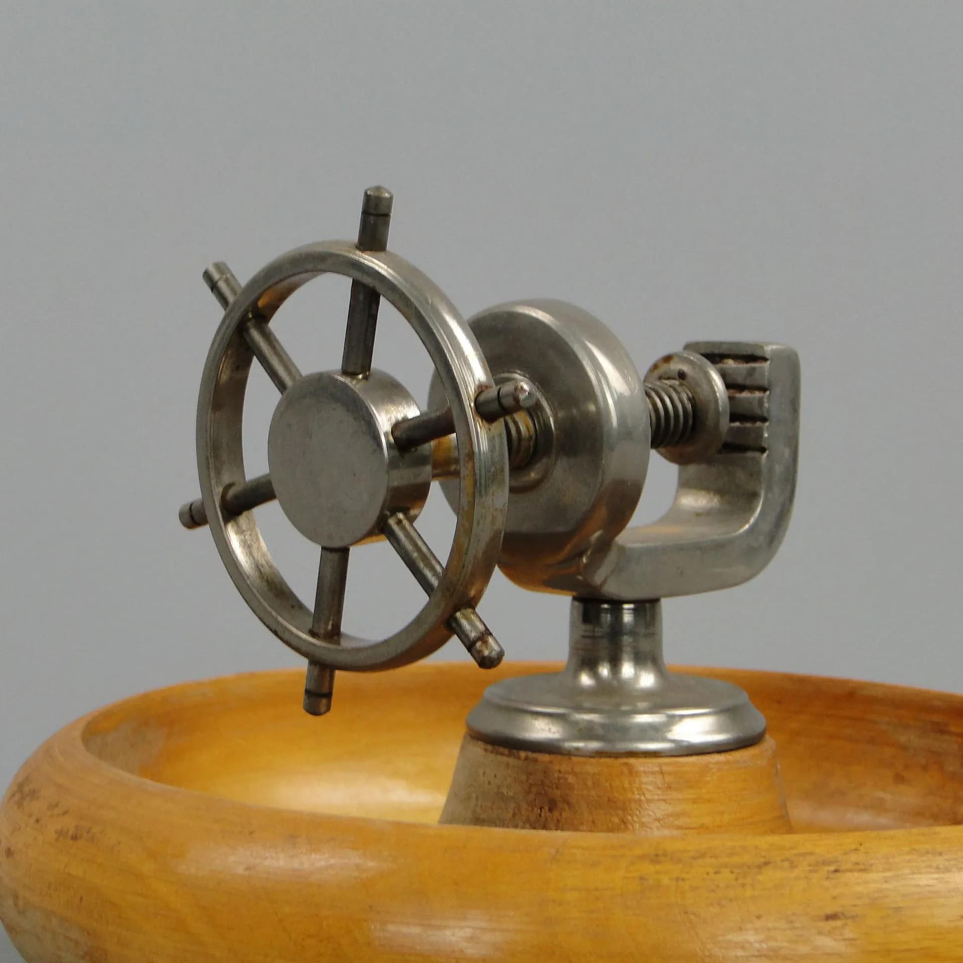 Dziadek do orzechów Art déco, orzech brązowy ciemny, Polska, I poł. XX w. - 12601