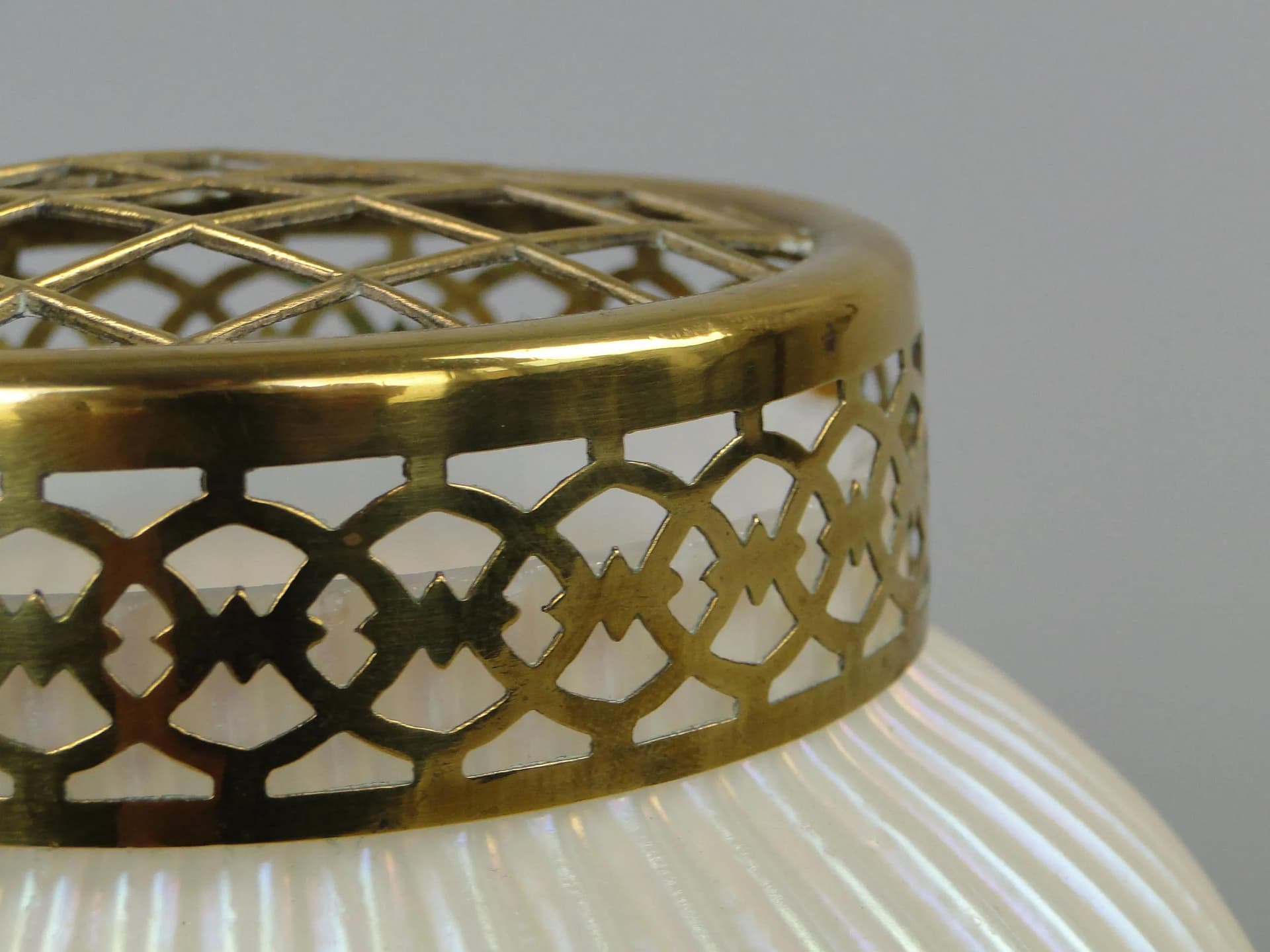 Wazon ikebana Perlenmutter, szkło opalowe kość słoniowa, Loetz, Austria, XIX w. - 12593