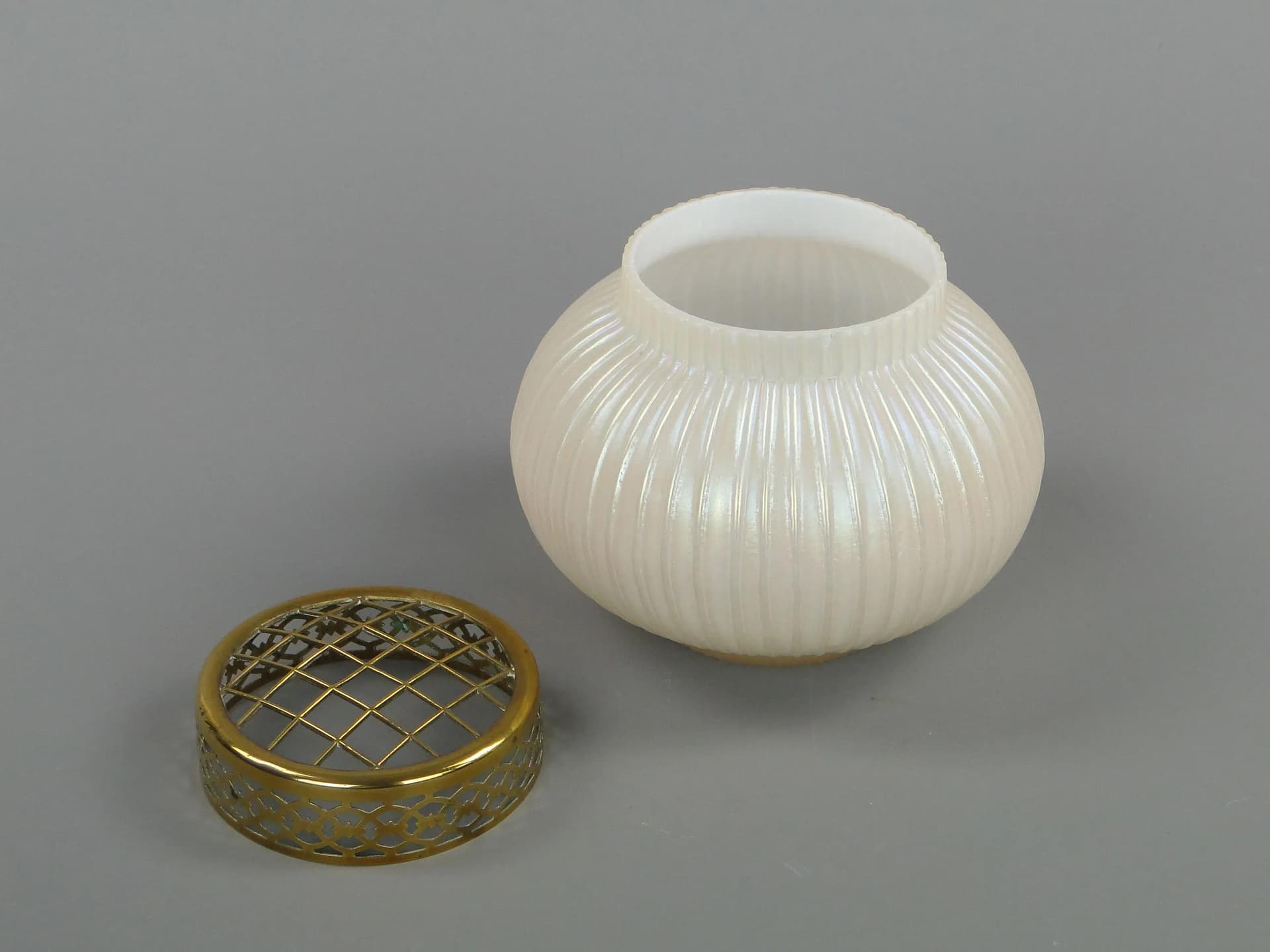 Wazon ikebana Perlenmutter, szkło opalowe kość słoniowa, Loetz, Austria, XIX w. - 12596