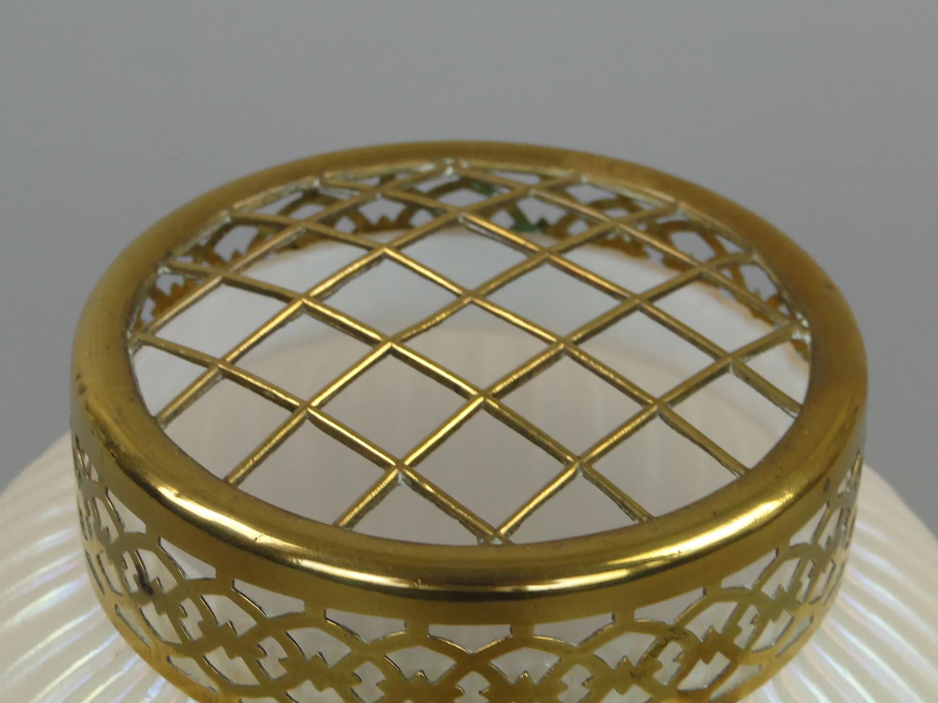 Wazon ikebana Perlenmutter, szkło opalowe kość słoniowa, Loetz, Austria, XIX w. - 12594