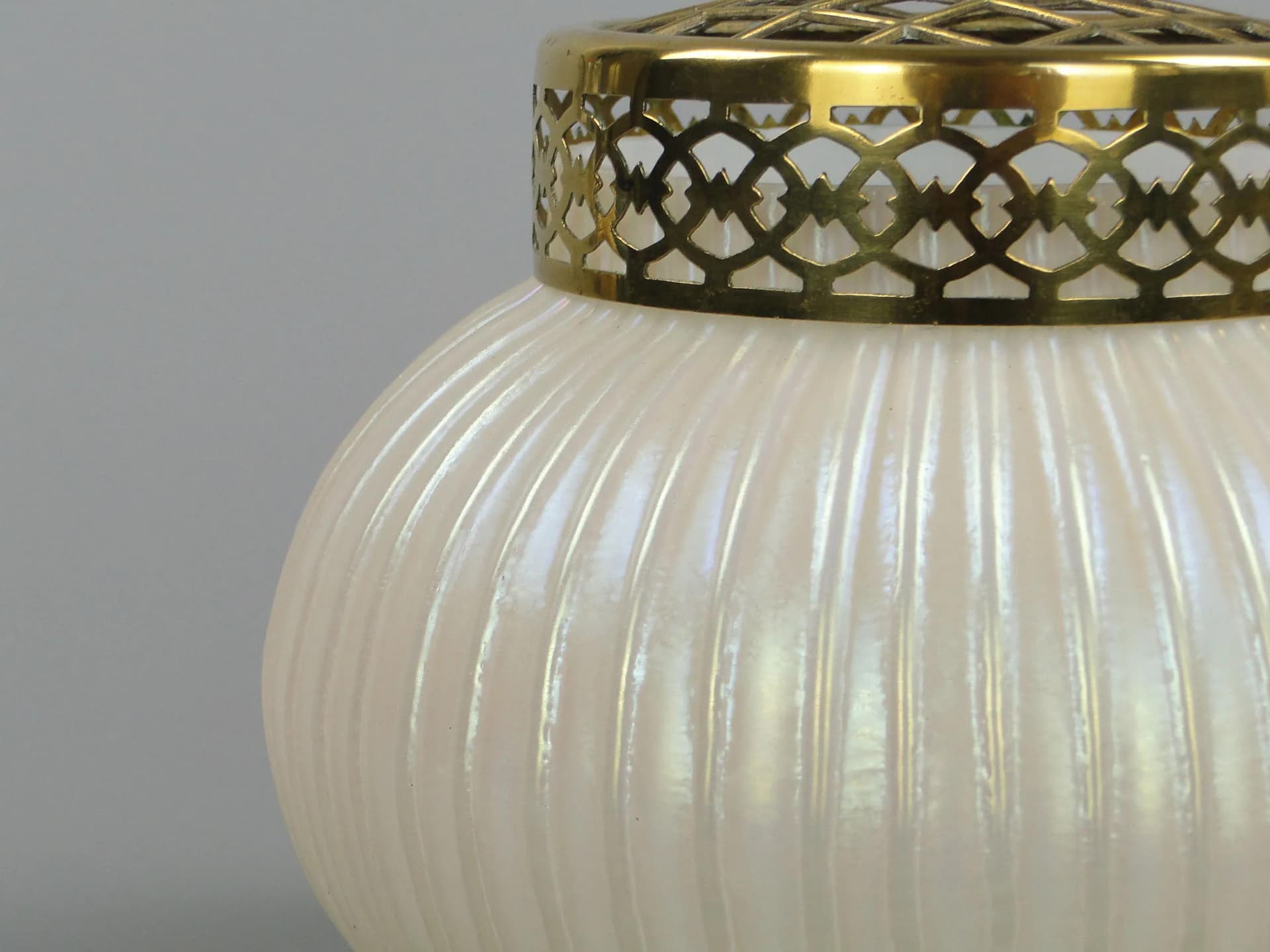 Wazon ikebana Perlenmutter, szkło opalowe kość słoniowa, Loetz, Austria, XIX w. - 12595