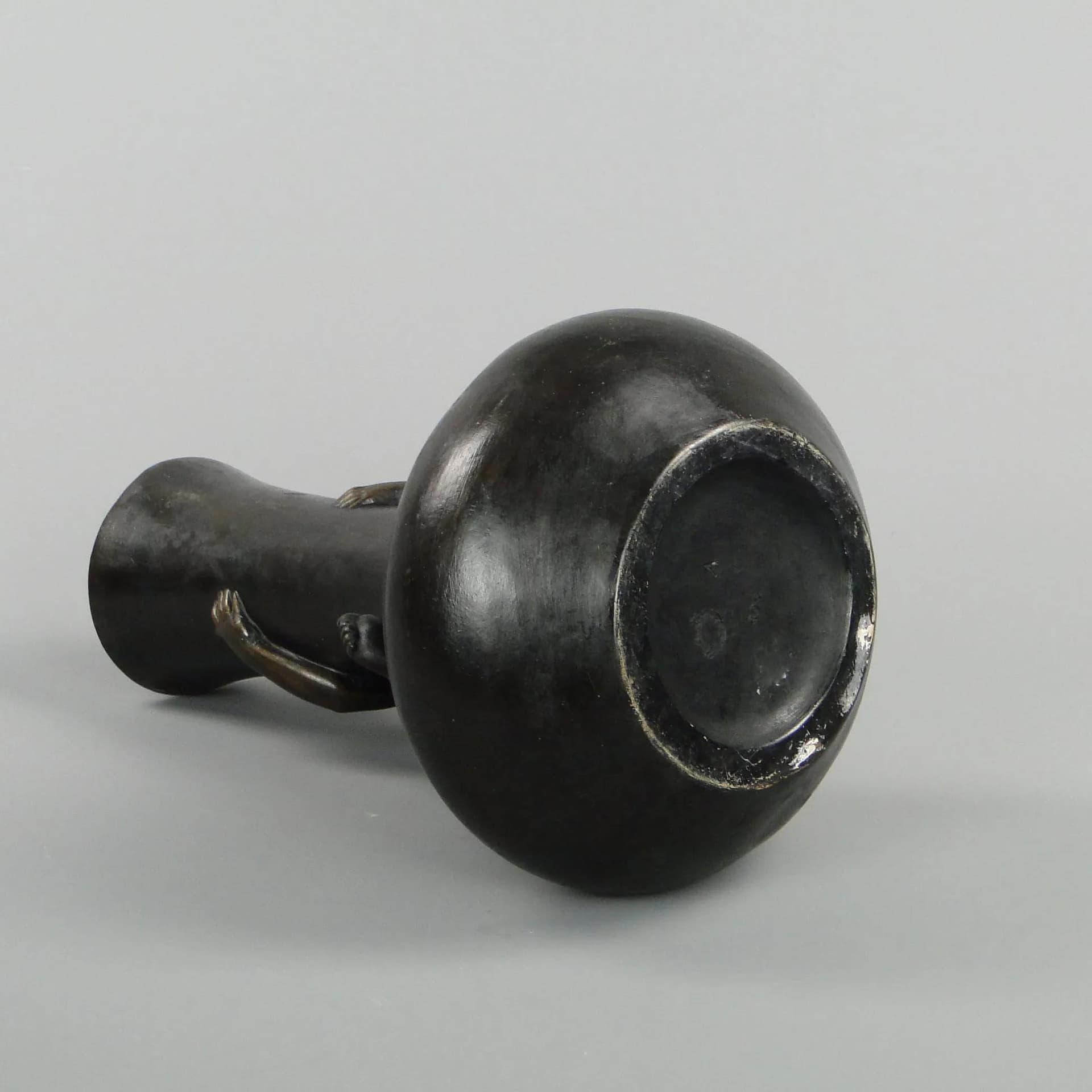 Wazon secesyjny chłopiec z pająkiem, brąz ciemny, ceramika, Austria, początek XX w. - 12577