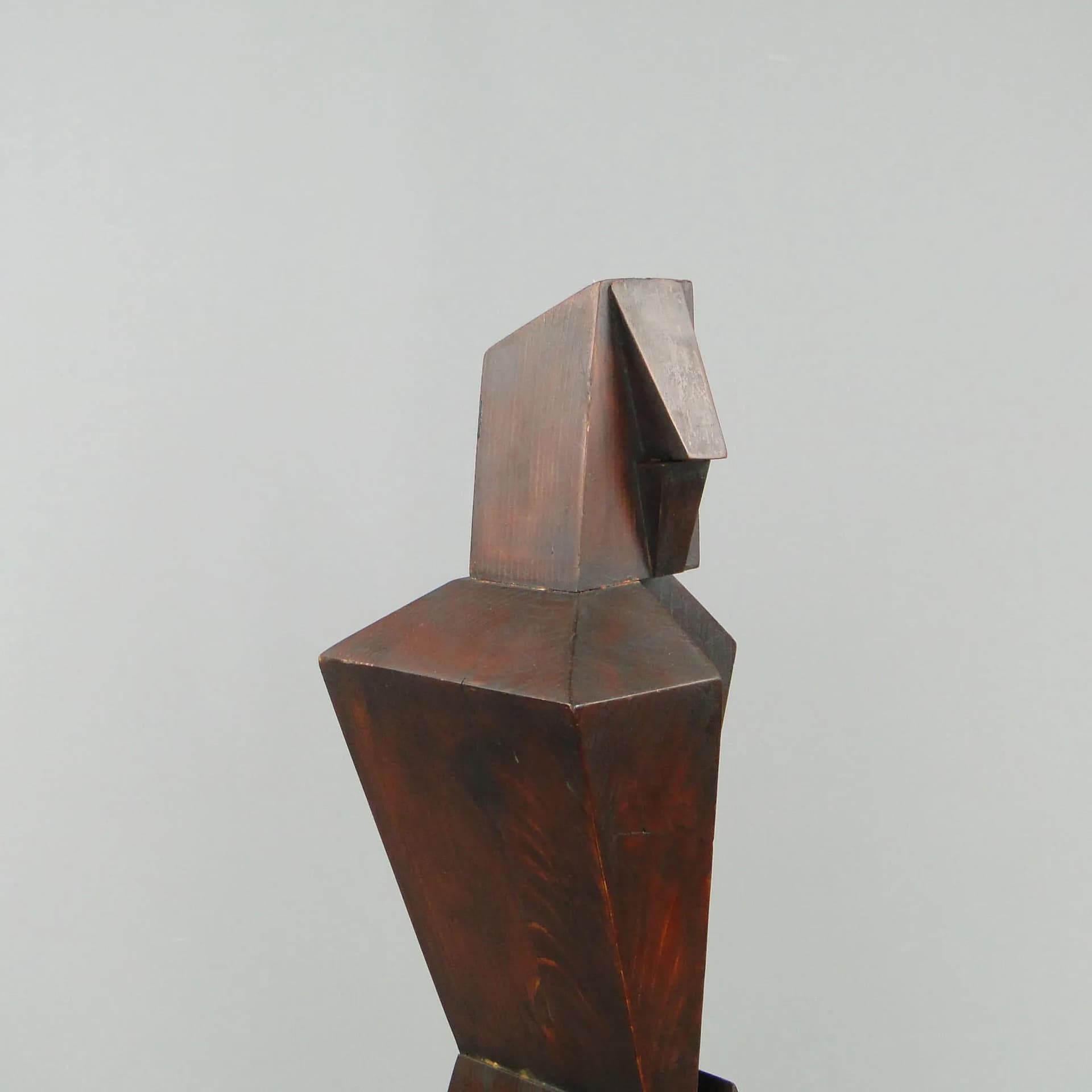 Rzeźba kubistyczna, brąz ciemny, drewno iglaste, Polska, lata 60. - 12563