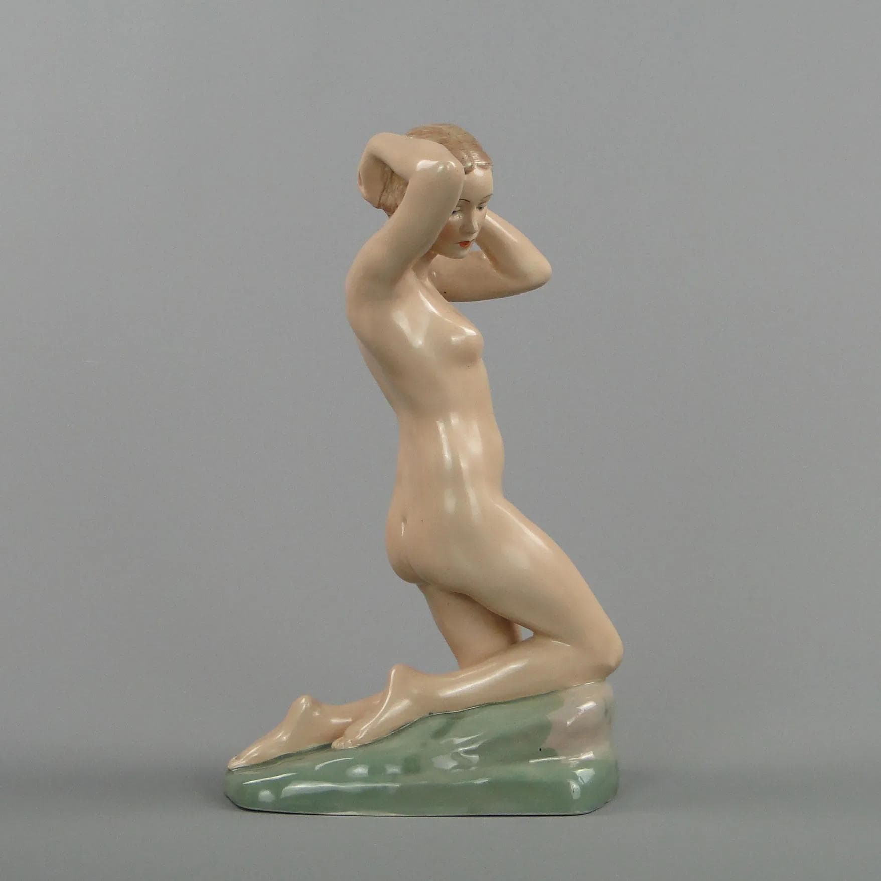 Figura kobiety Art Deco, porcelana beżowa, proj. R. Karsbach, Royal Dux, Czechy, lata 20. - 12551