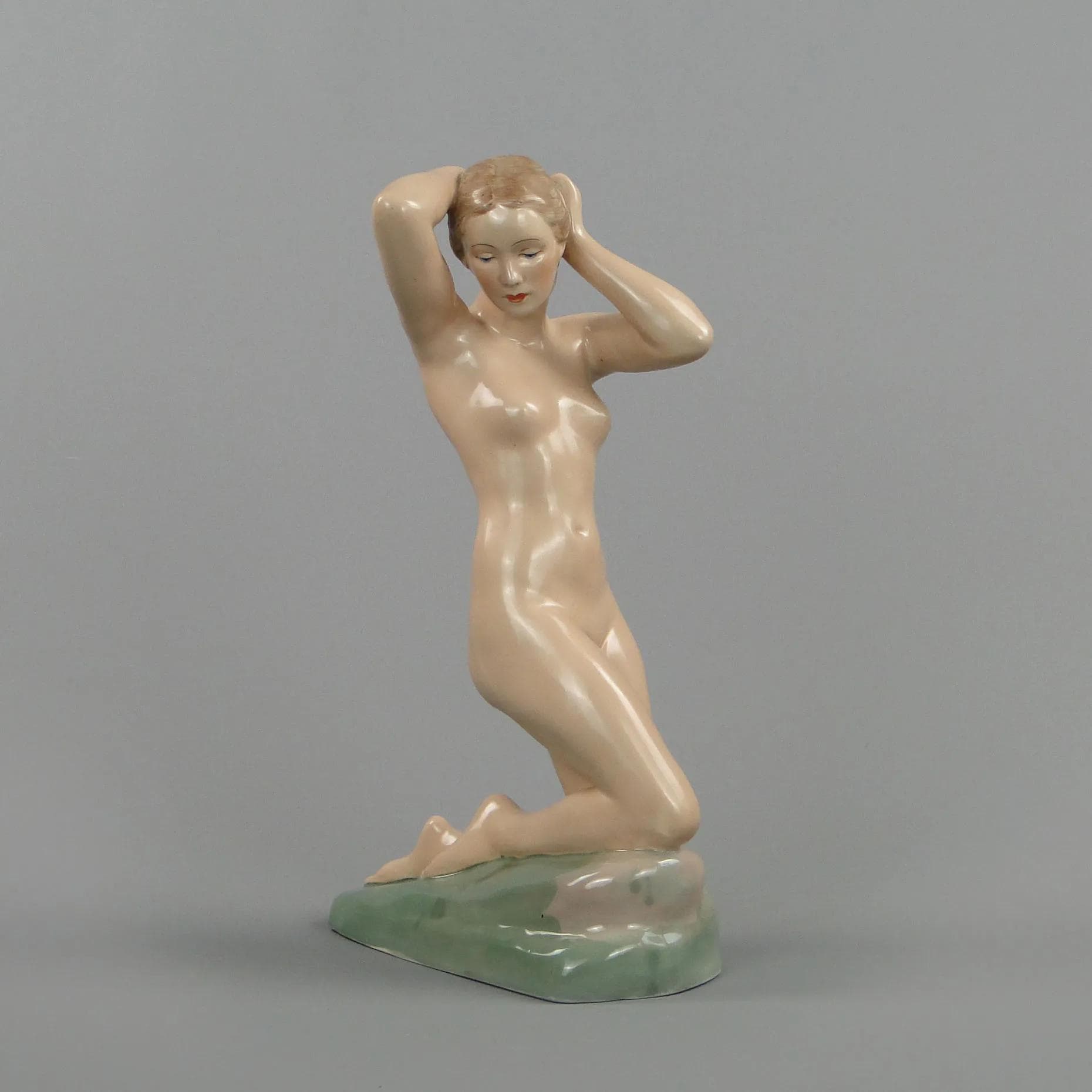 Figura kobiety Art Deco, porcelana beżowa, proj. R. Karsbach, Royal Dux, Czechy, lata 20. - 12553