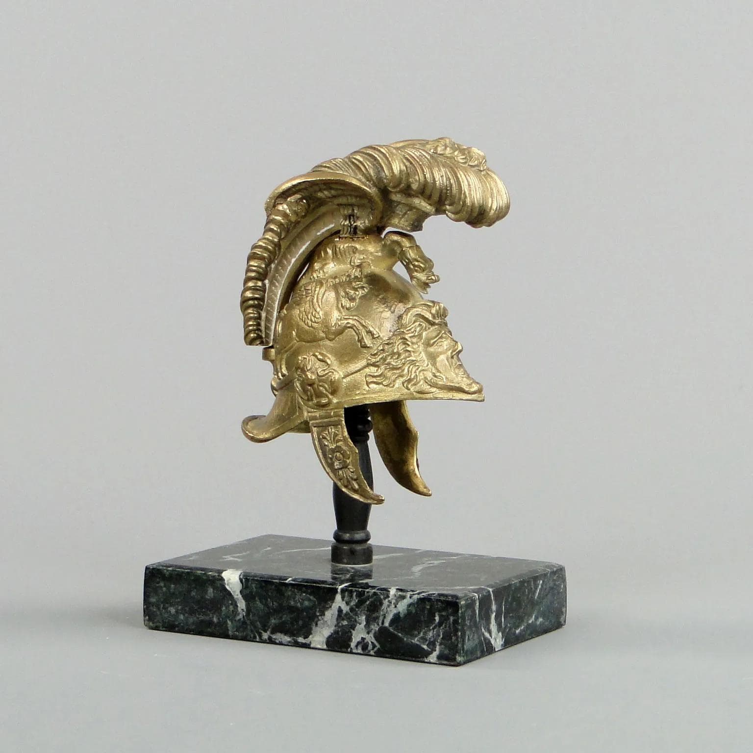 Złocona miniatura hełmu kirasjera, brąz, Francja, lata 20. - 12821