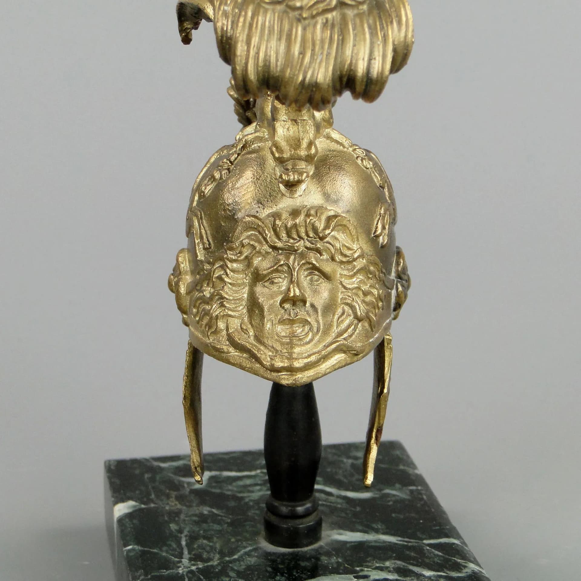 Złocona miniatura hełmu kirasjera, brąz, Francja, lata 20. - 12823