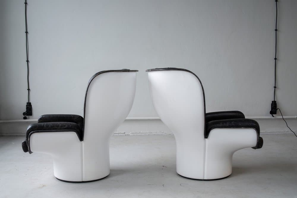 Para foteli lounge, czarne, skóra naturalna i włókno szklane, Włochy, lata 60. - 184354