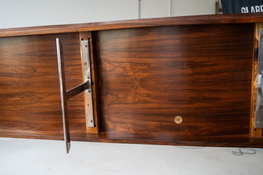 Ławka Onda z półką na gazety, brązowa, palisander, proj. J. Zalszupin, Atelier Moveis, lata 50. - 184318