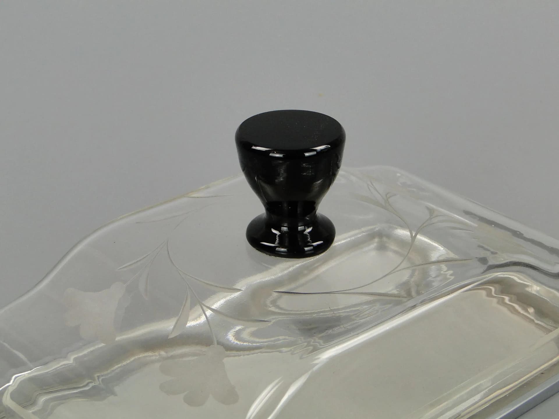 Pojemnik na ser Art déco, szkło kryształowe transparentne, bakelit czarny, metal biały, Polska, lata 30. - 12909