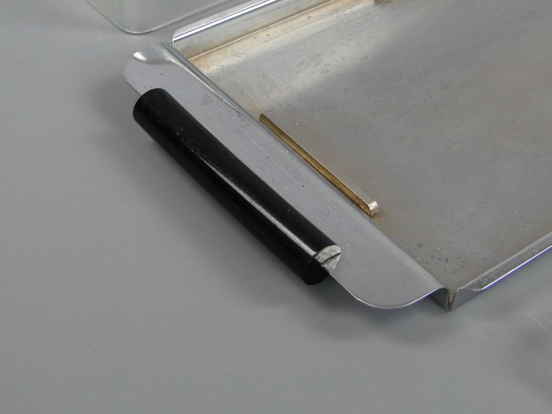 Pojemnik na ser Art déco, szkło kryształowe transparentne, bakelit czarny, metal biały, Polska, lata 30. - 12913