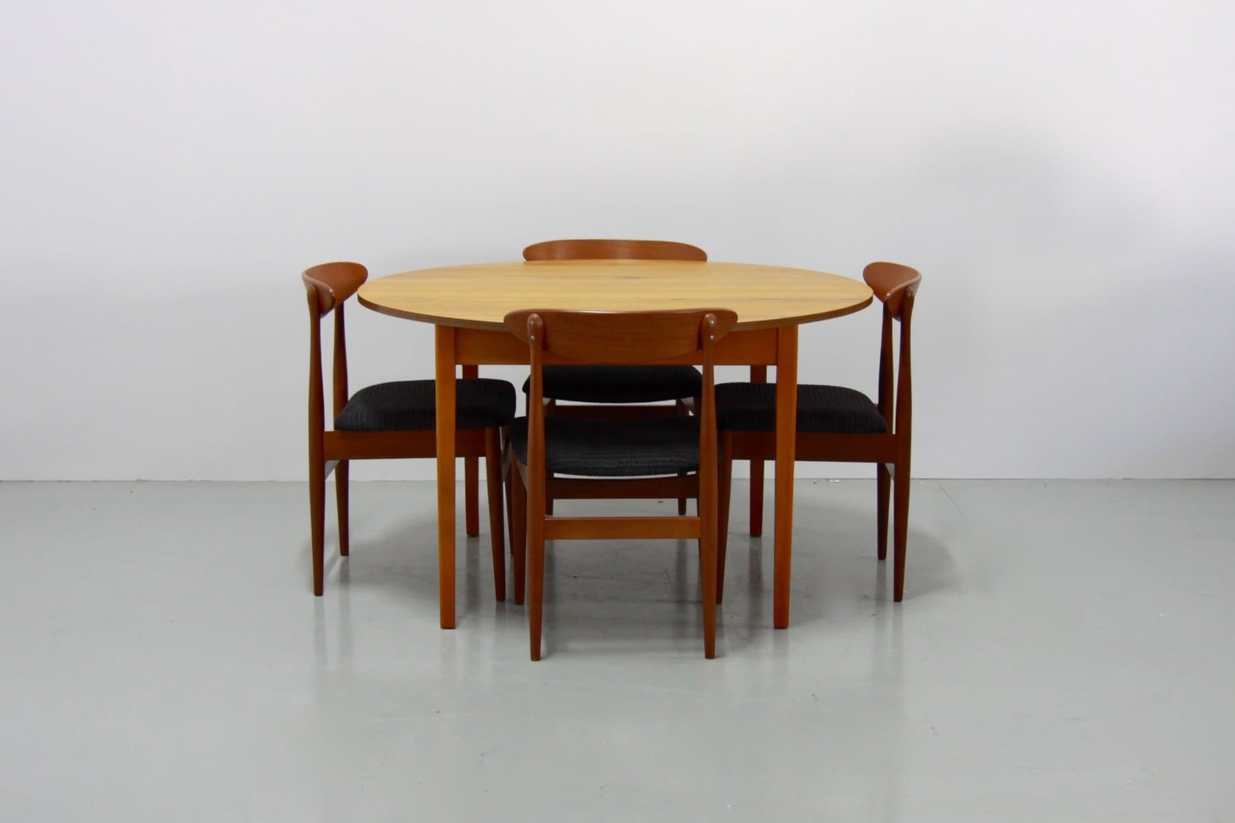 Round extendable dining table, brown, teak - 184190